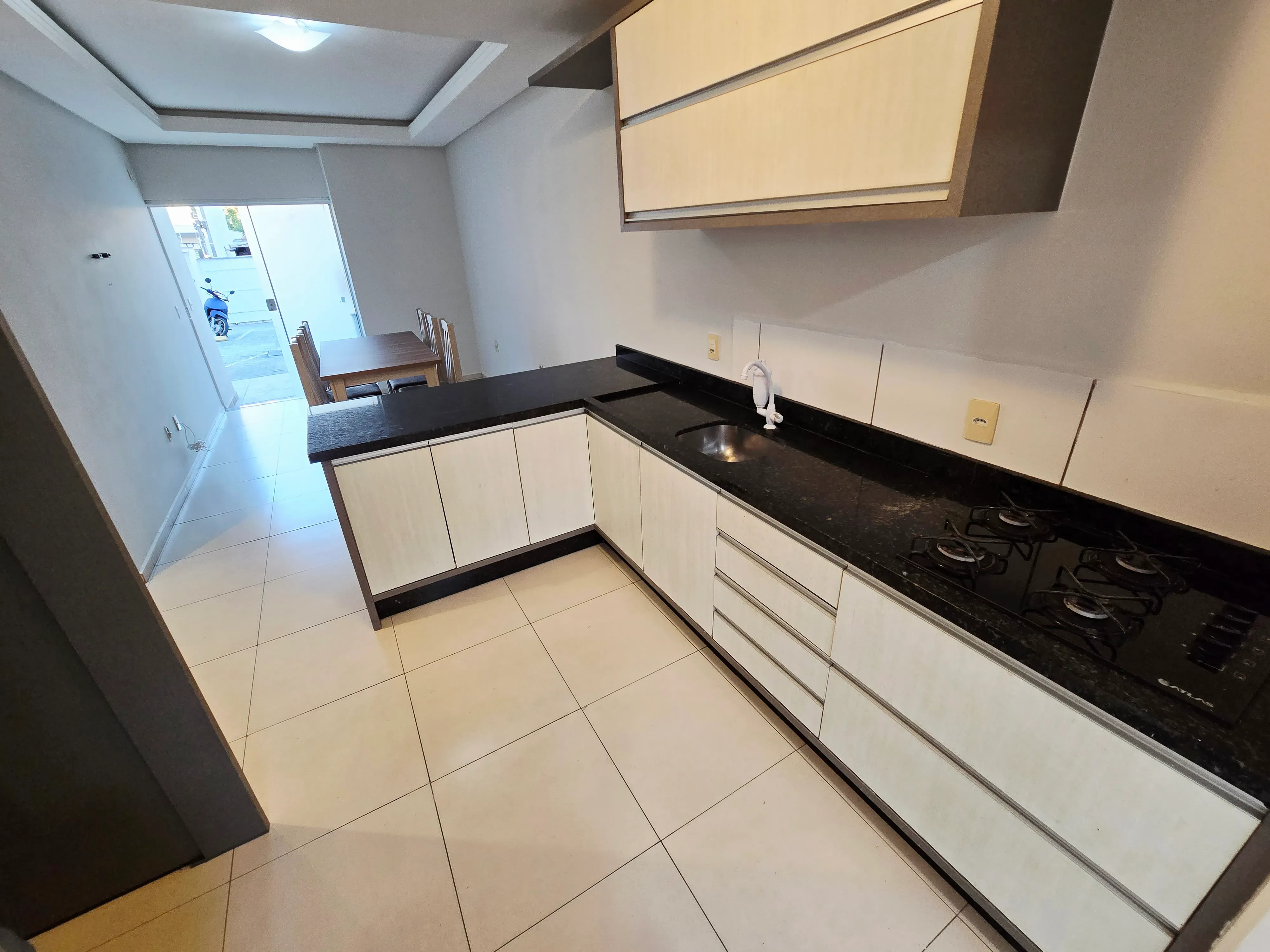 Apartamento semi mobiliado com 2 dormitórios e 1 vaga no Santa Regina em Camboriú/SC