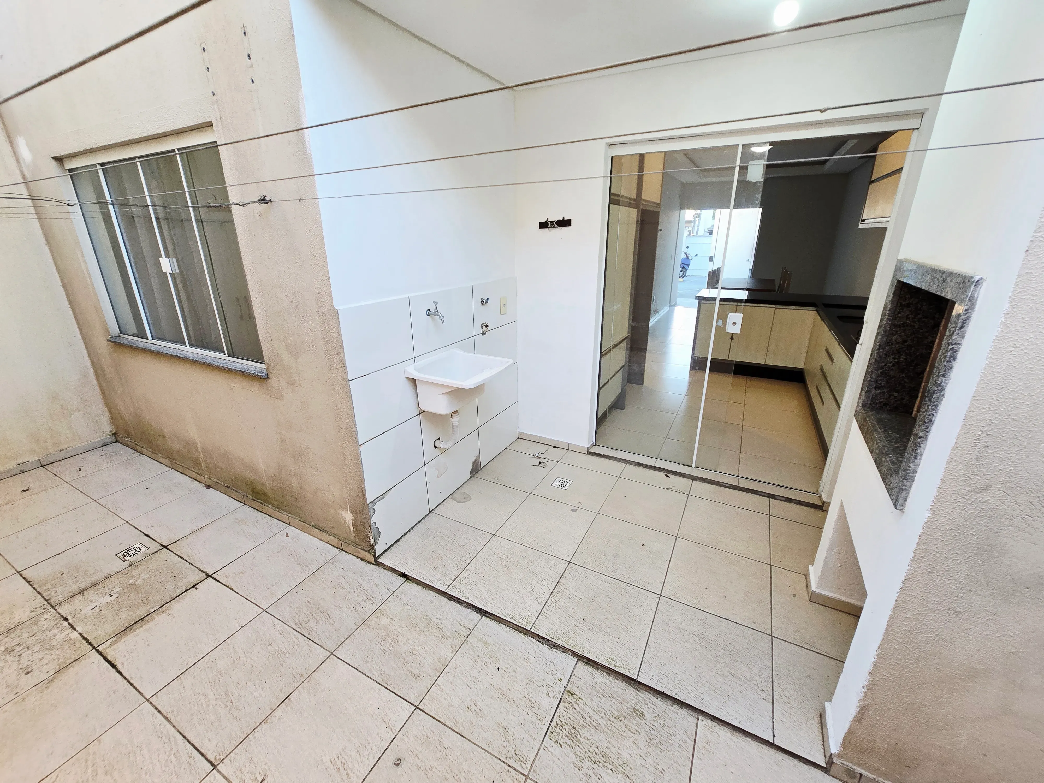 Apartamento semi mobiliado com 2 dormitórios e 1 vaga no Santa Regina em Camboriú/SC