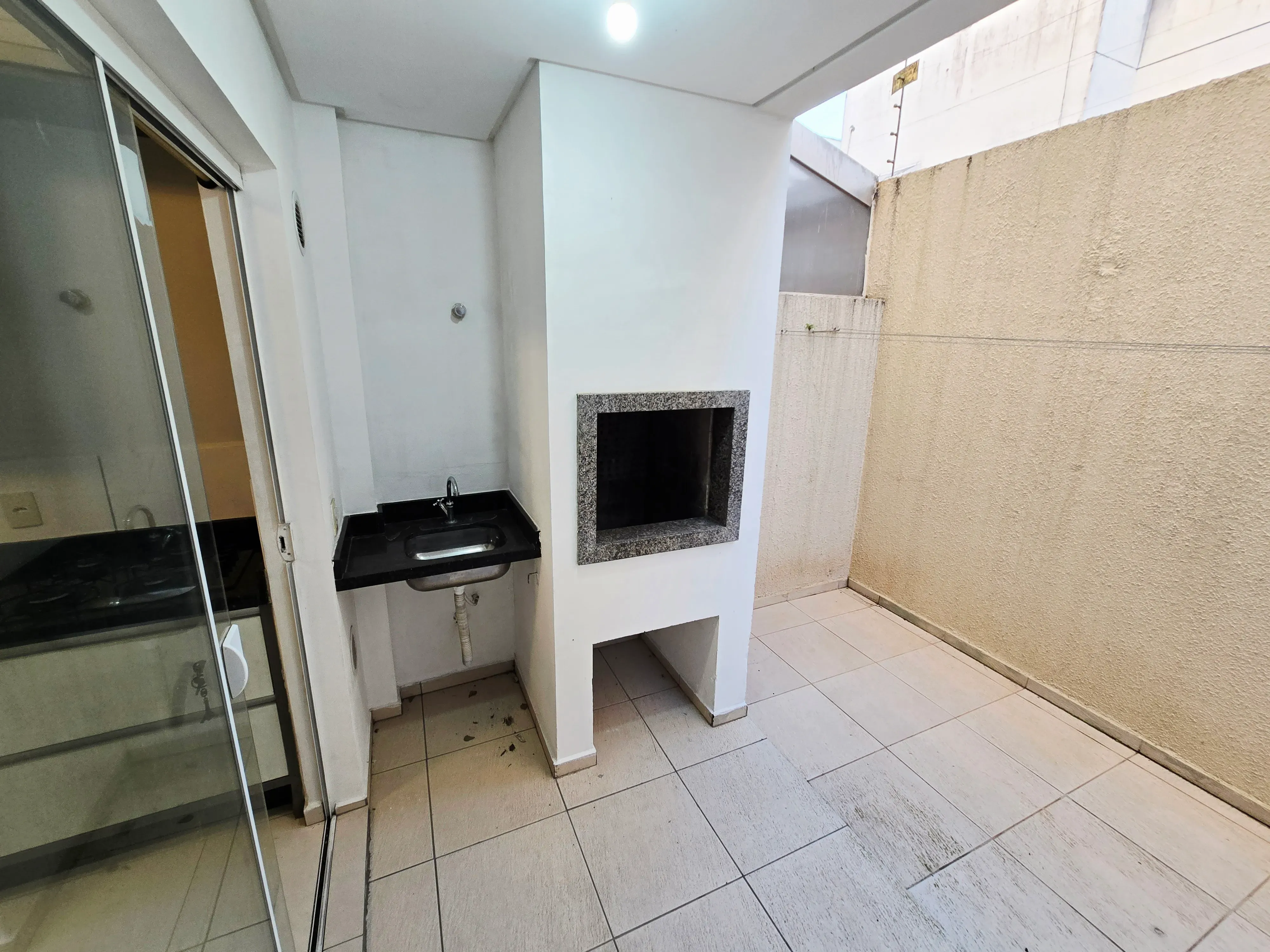 Apartamento semi mobiliado com 2 dormitórios e 1 vaga no Santa Regina em Camboriú/SC
