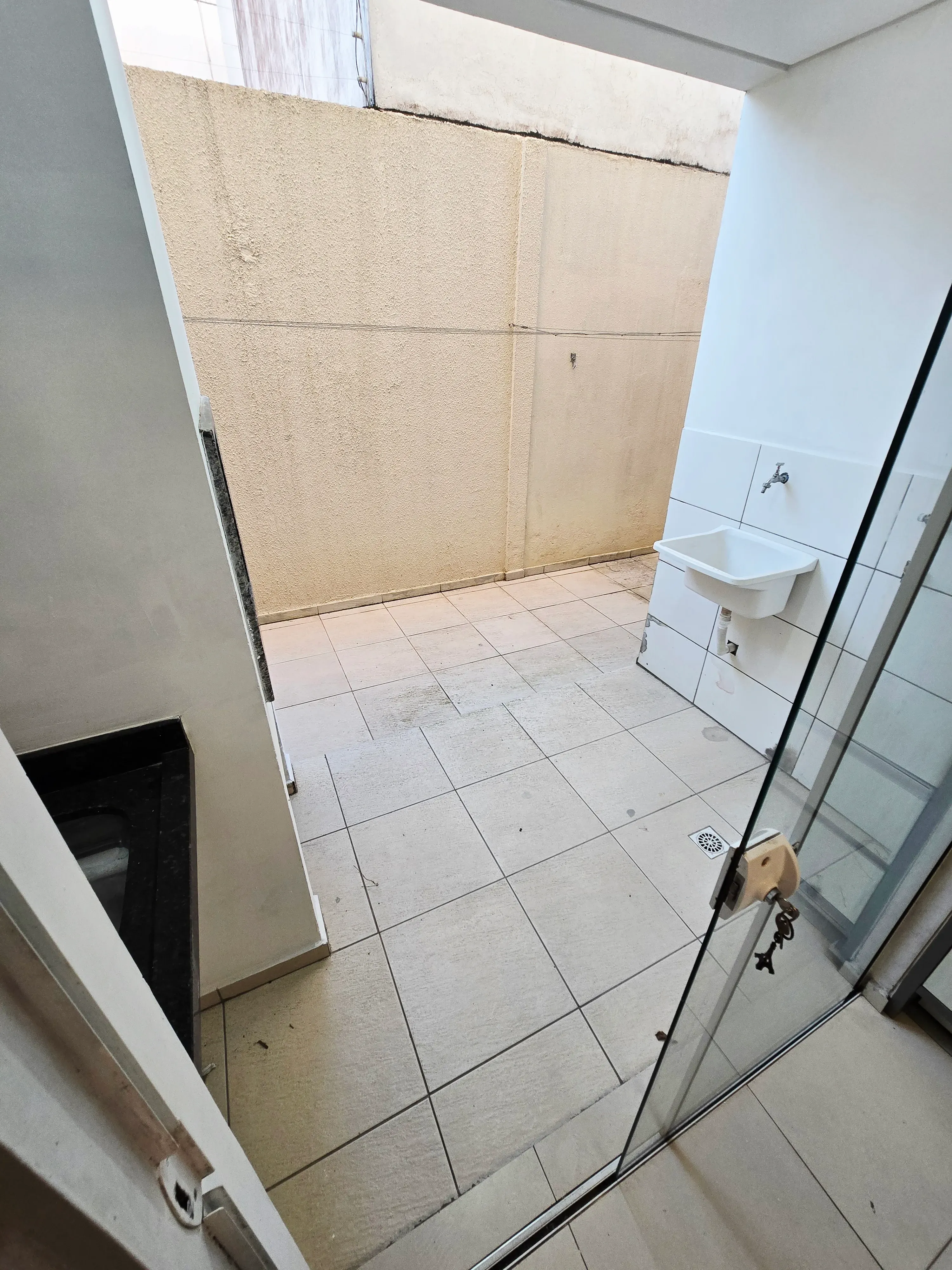 Apartamento semi mobiliado com 2 dormitórios e 1 vaga no Santa Regina em Camboriú/SC