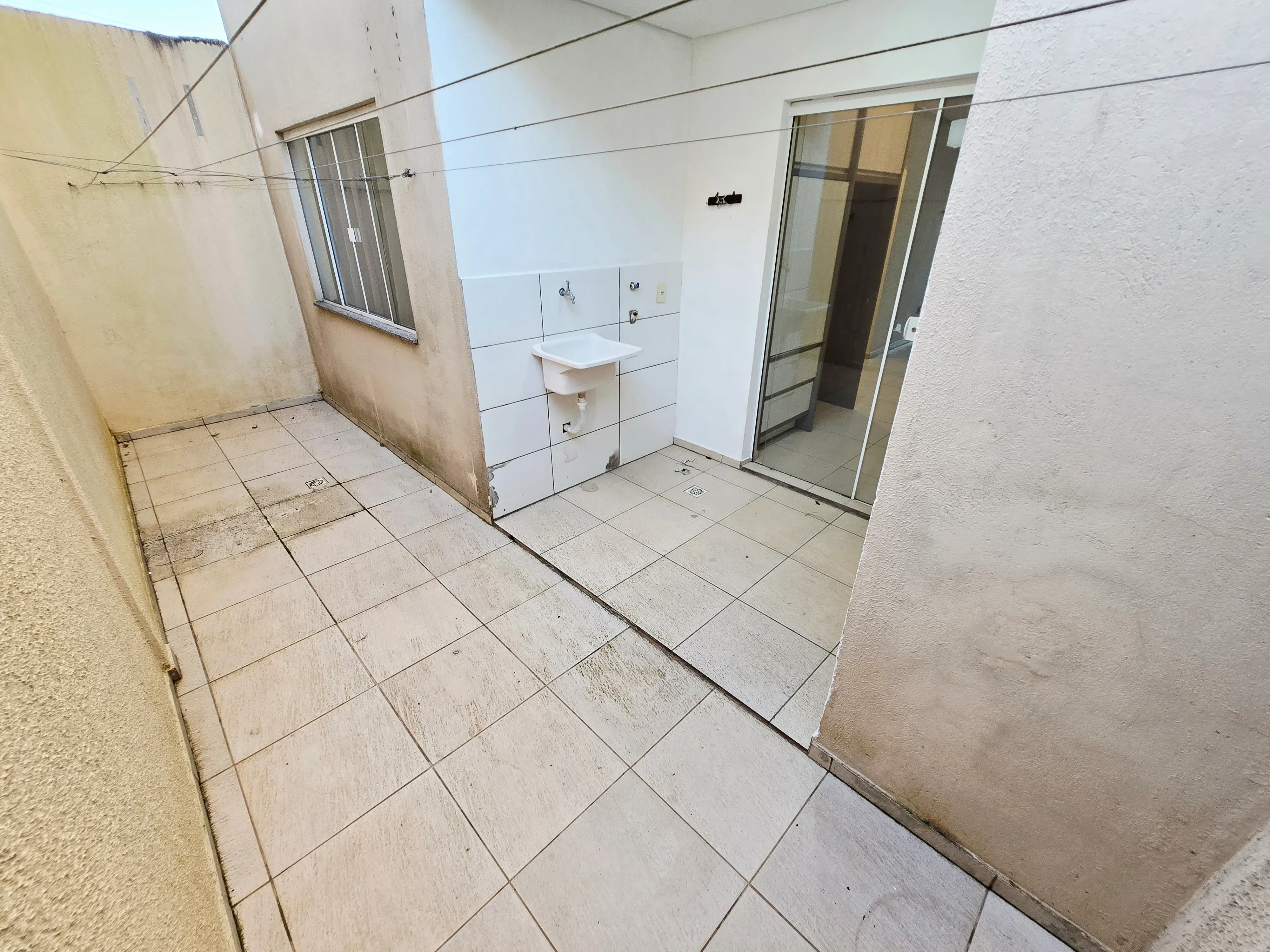 Apartamento semi mobiliado com 2 dormitórios e 1 vaga no Santa Regina em Camboriú/SC