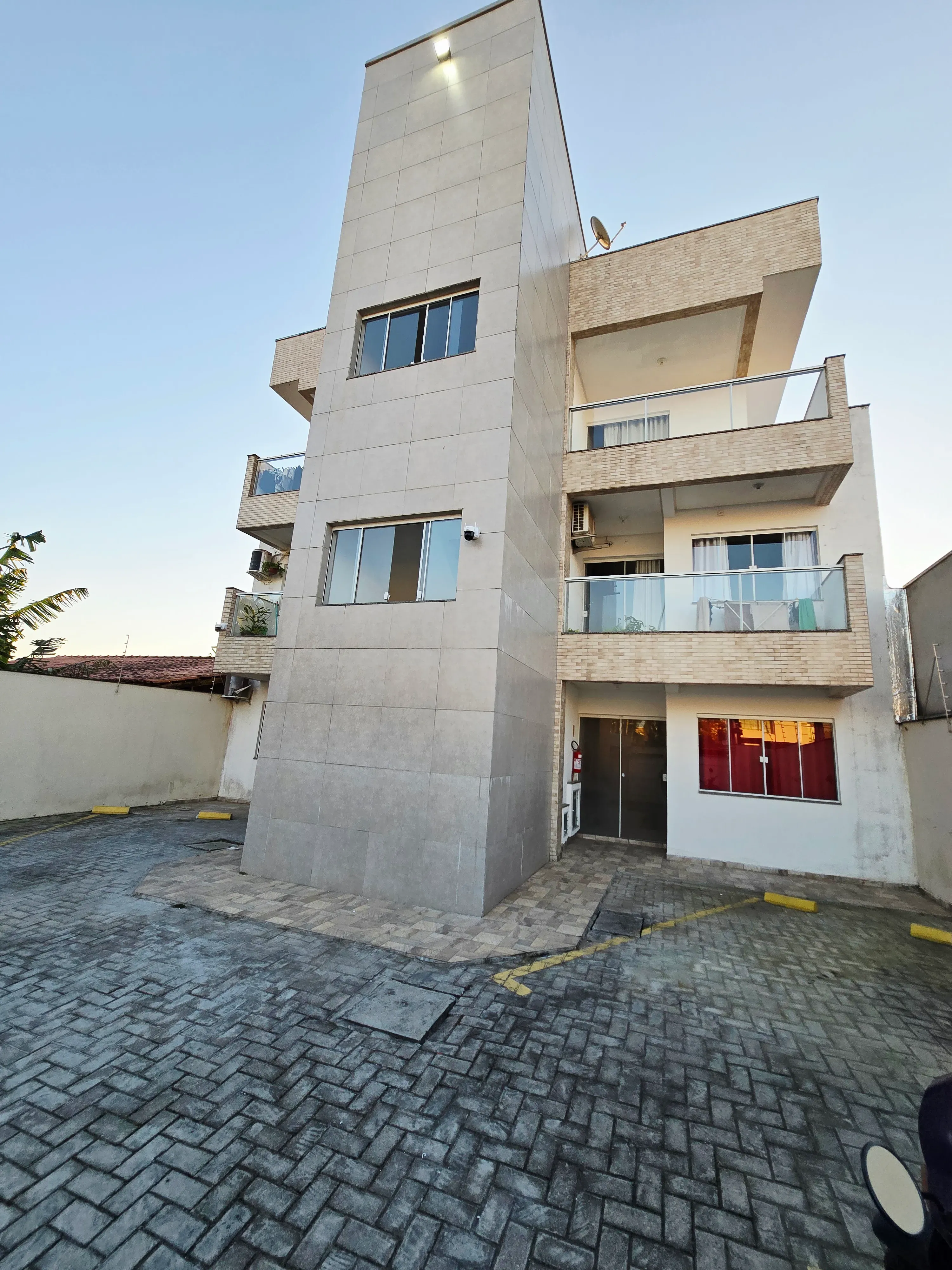 Apartamento semi mobiliado com 2 dormitórios e 1 vaga no Santa Regina em Camboriú/SC