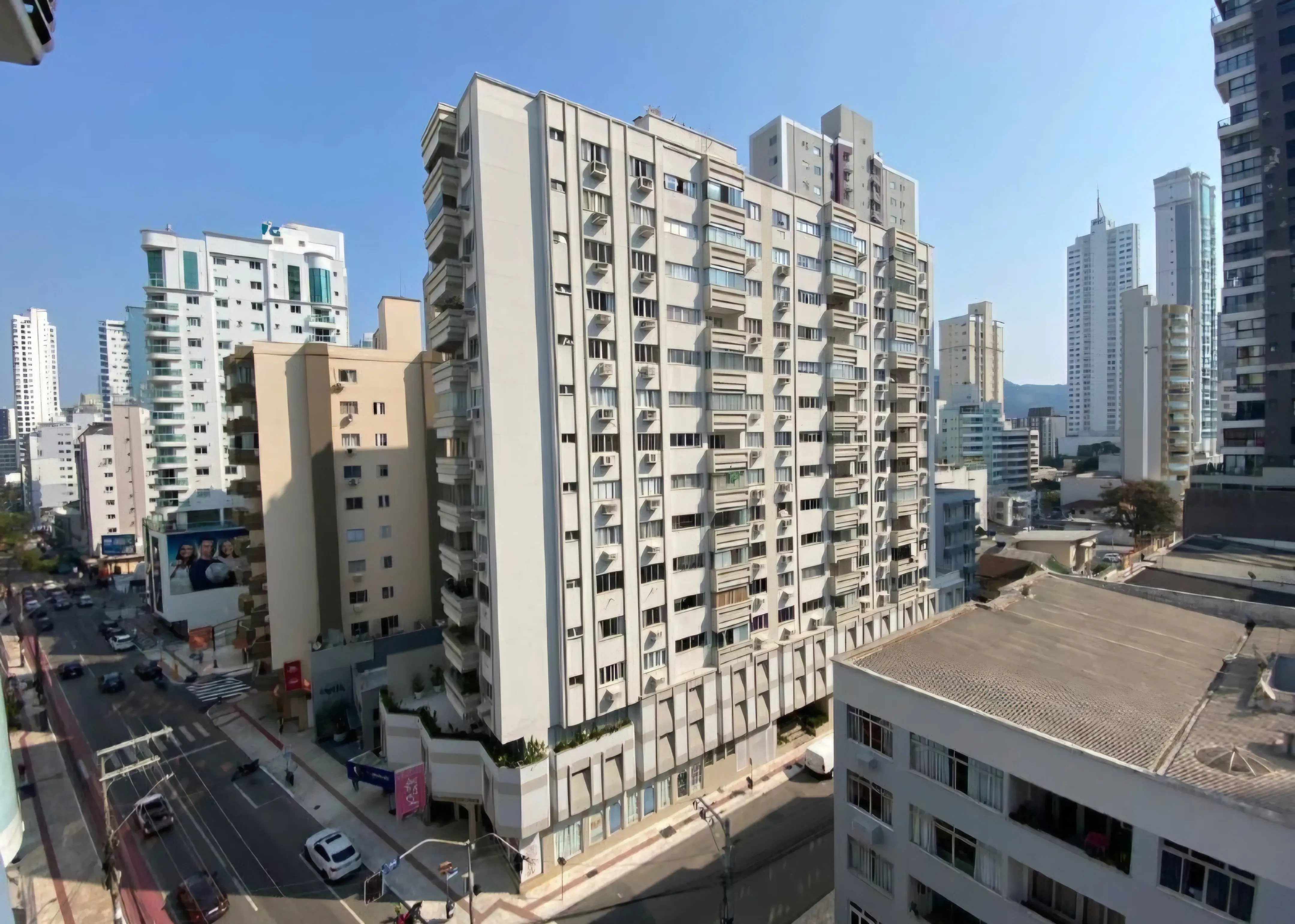 Apartamento quadra mar com 2 dormitórios e 1 vaga de garagem - Avenida Brasil Balneário Camboriú/SC