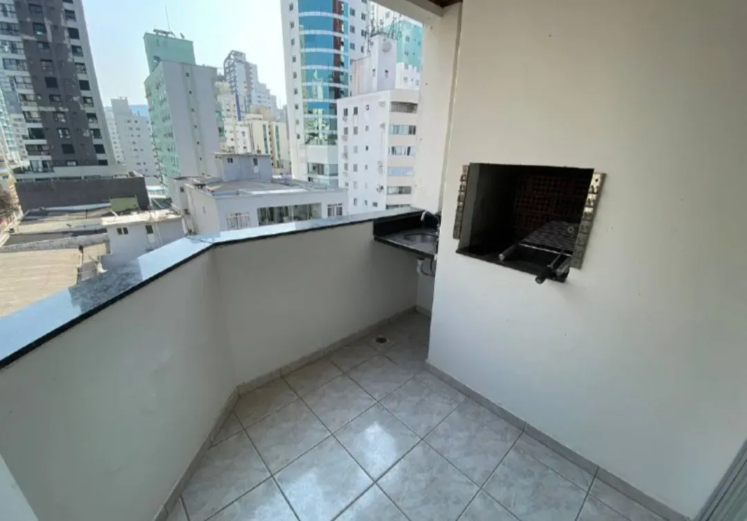 Apartamento quadra mar com 2 dormitórios e 1 vaga de garagem - Avenida Brasil Balneário Camboriú/SC