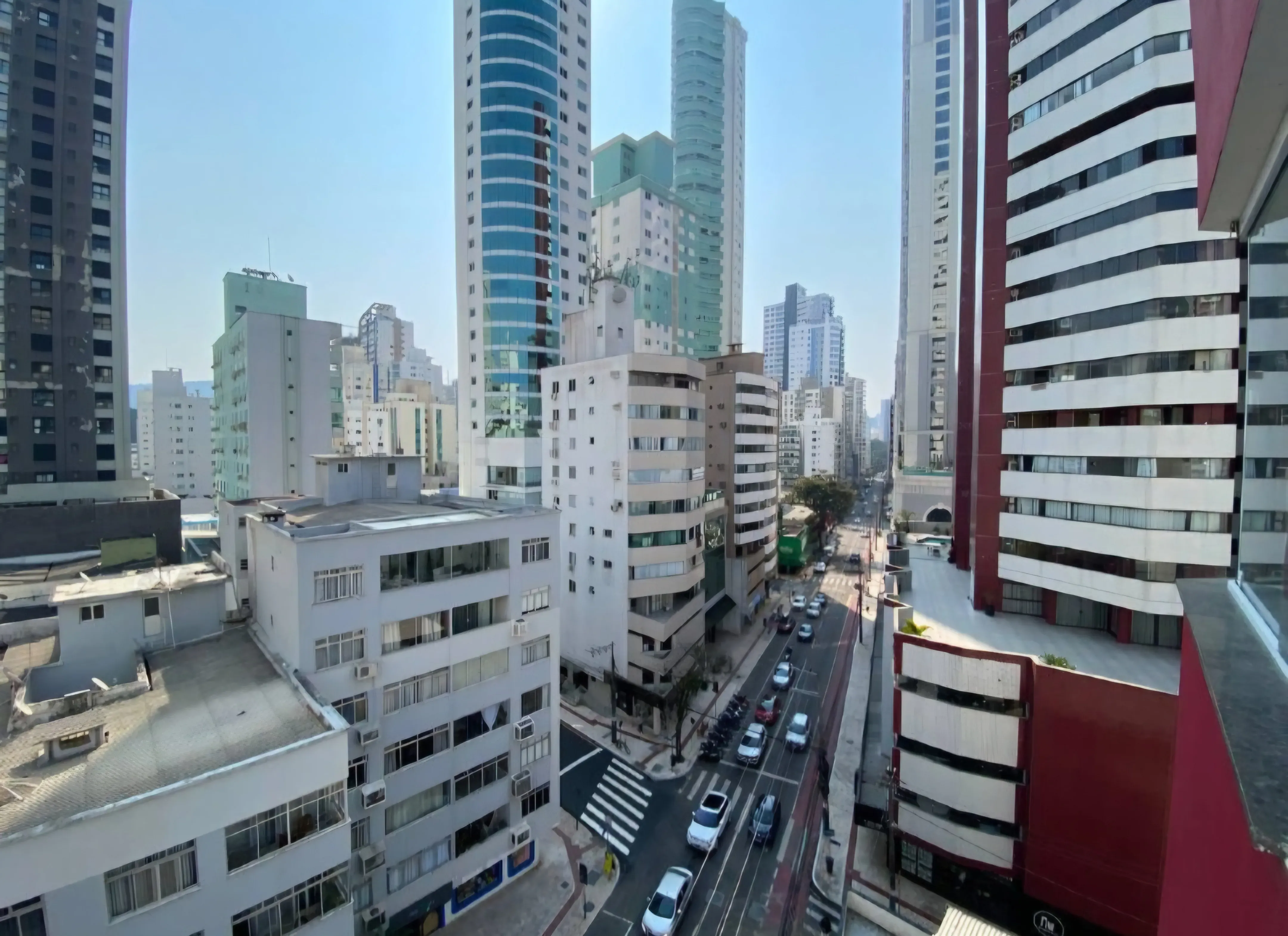 Apartamento quadra mar com 2 dormitórios e 1 vaga de garagem - Avenida Brasil Balneário Camboriú/SC