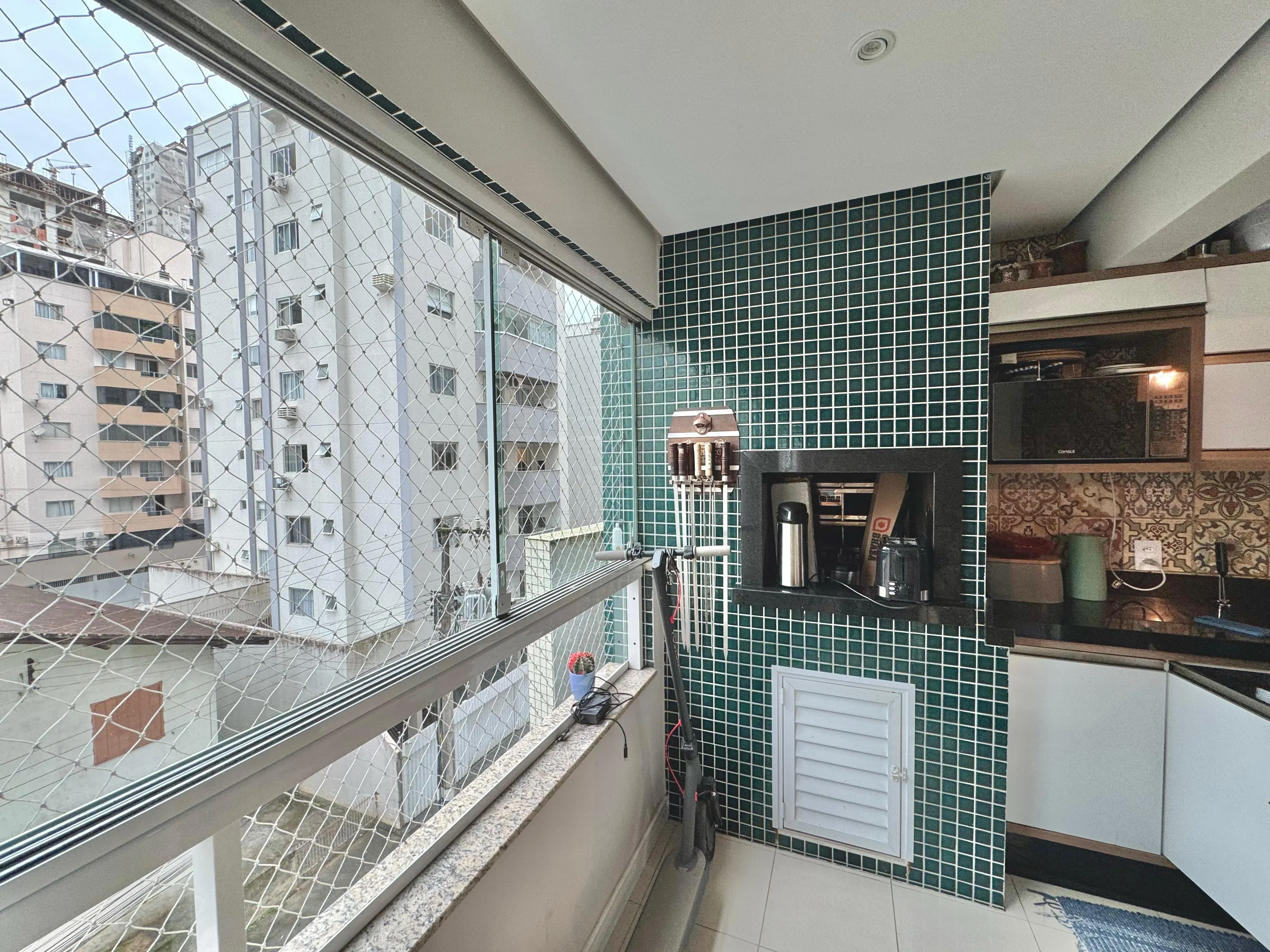 Apartamento garden 4 dormitórios sendo 3 suítes com quintal perto do mar em Balneário Camboriú/SC