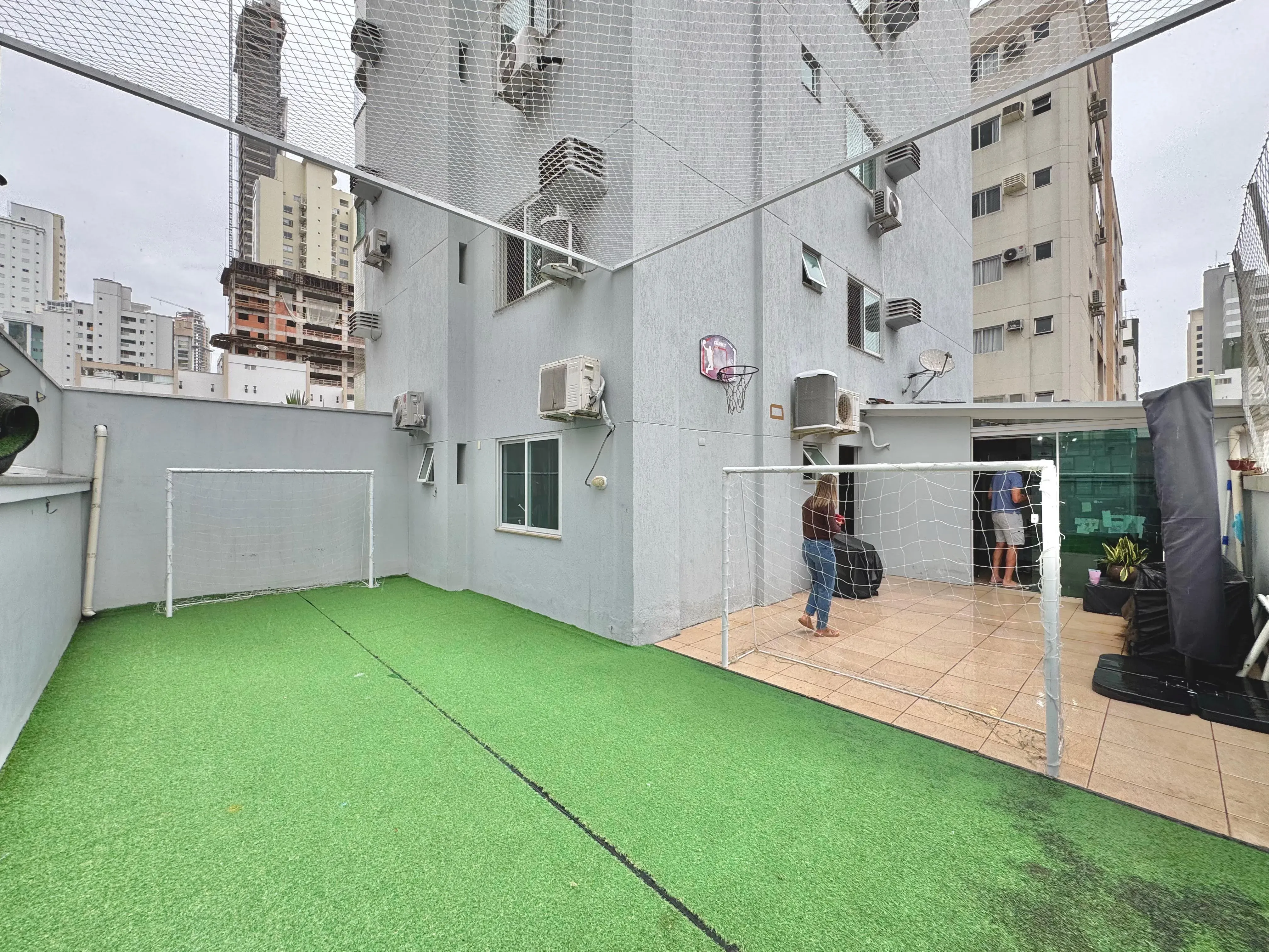 Apartamento garden 4 dormitórios sendo 3 suítes com quintal perto do mar em Balneário Camboriú/SC