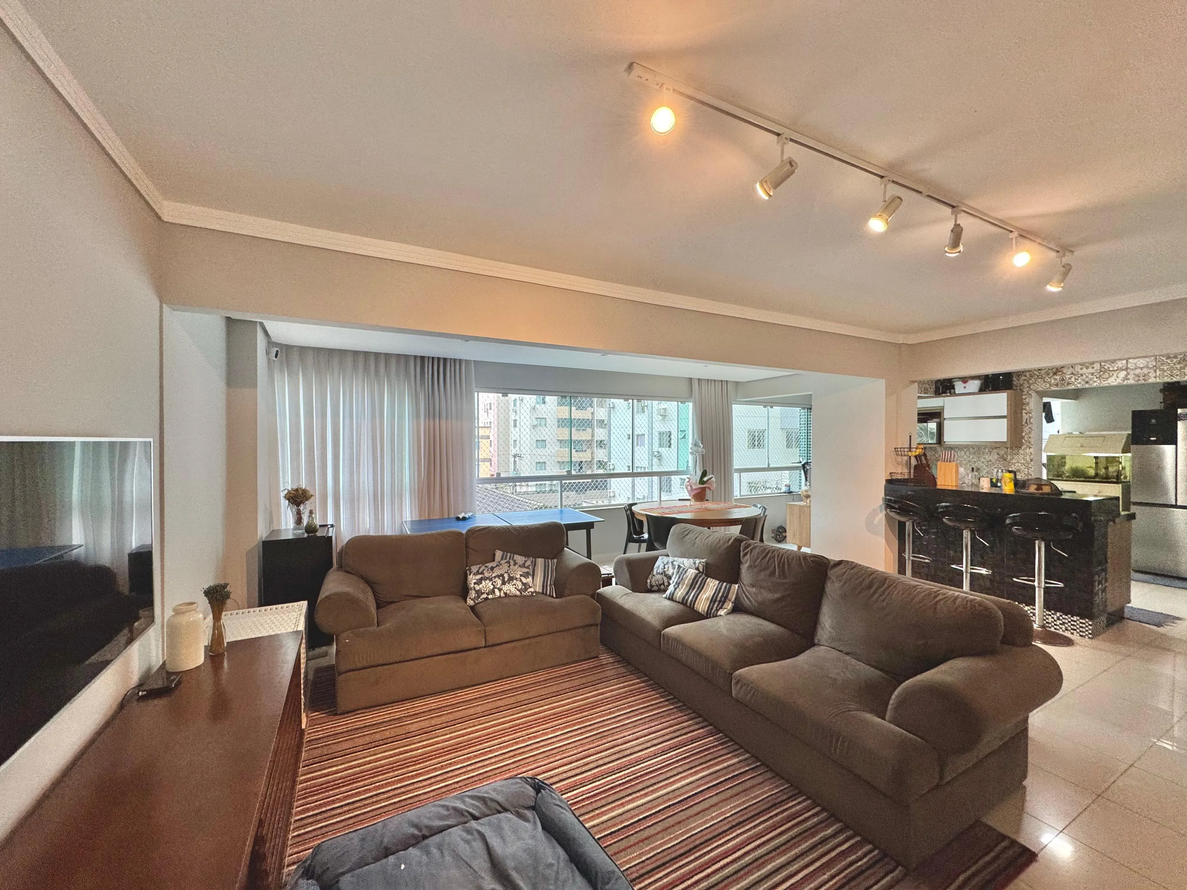 Apartamento garden 4 dormitórios sendo 3 suítes com quintal perto do mar em Balneário Camboriú/SC