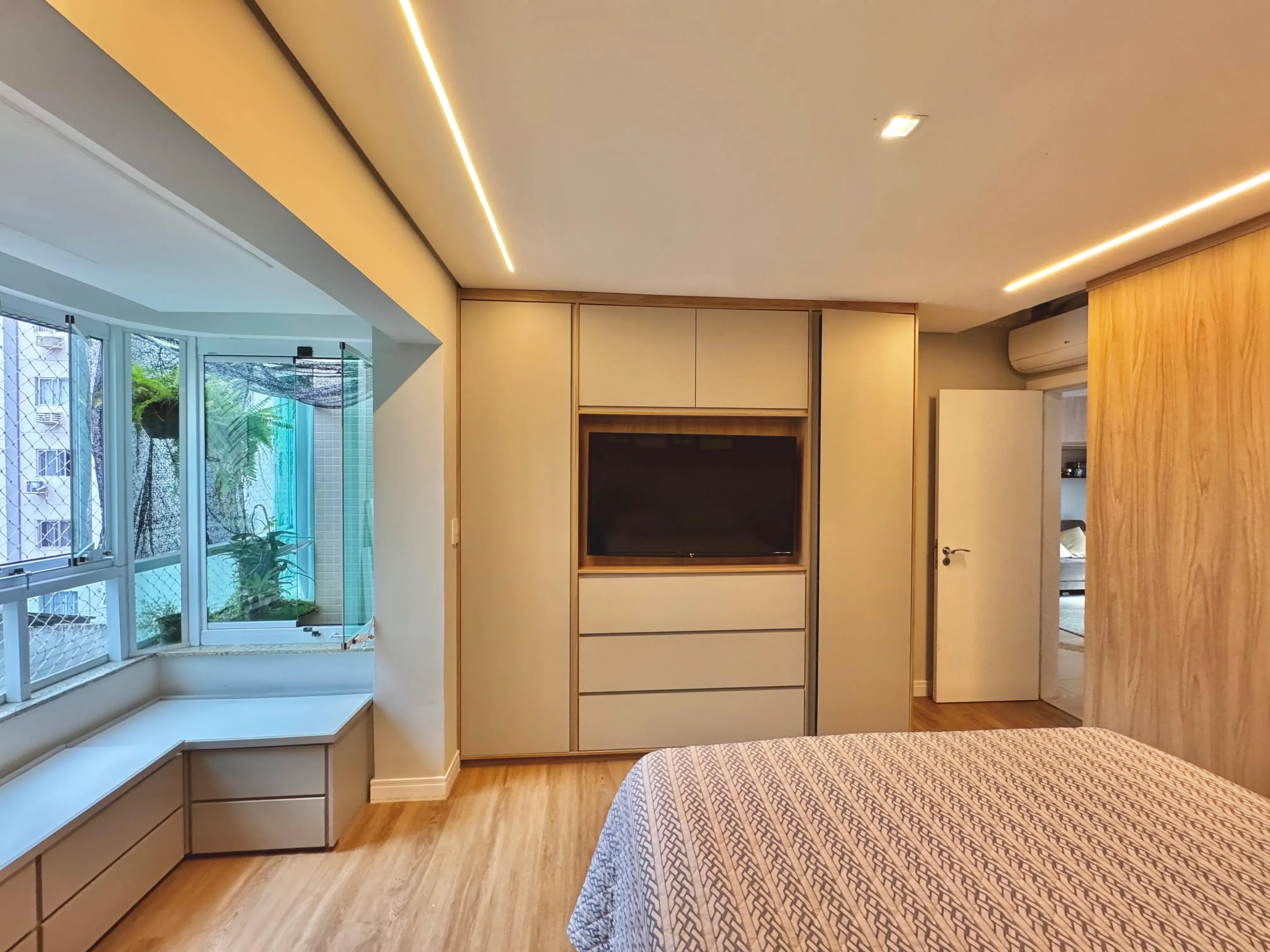 Apartamento garden 4 dormitórios sendo 3 suítes com quintal perto do mar em Balneário Camboriú/SC