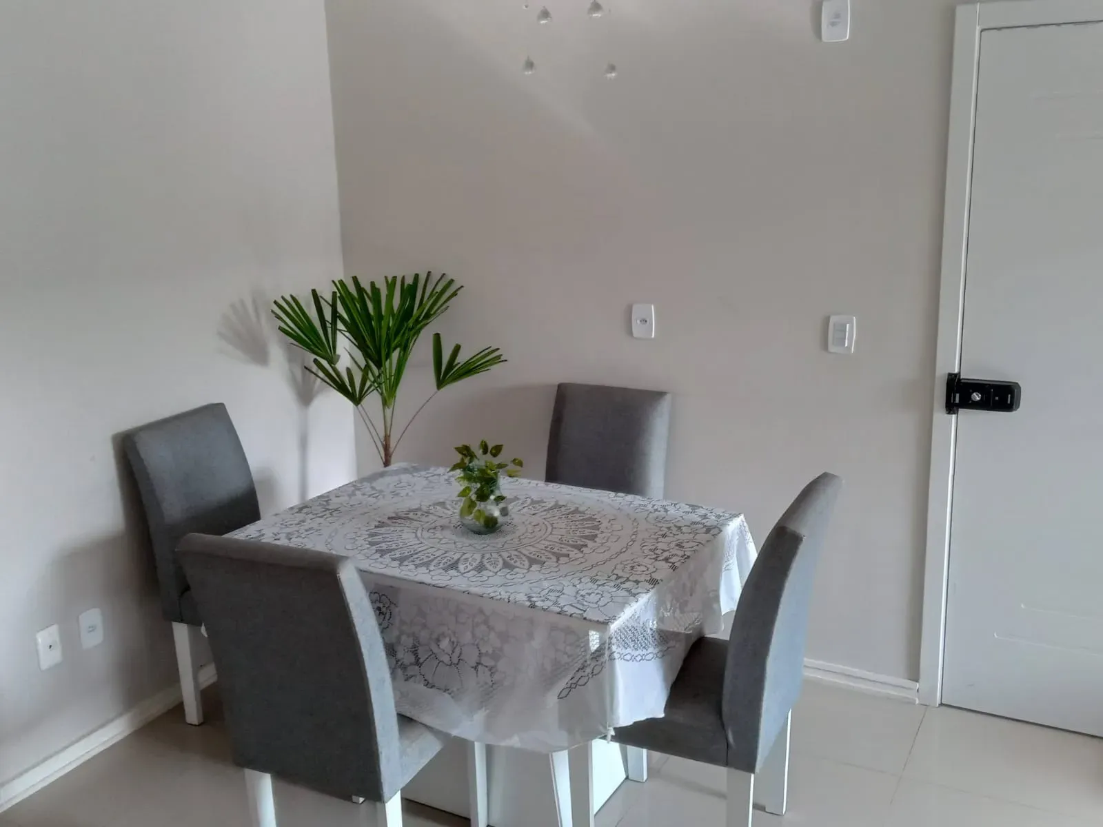 Apartamento térreo diferenciado 2 dormitórios, sendo 1 suíte e 1 vaga no Centro de Camboriú