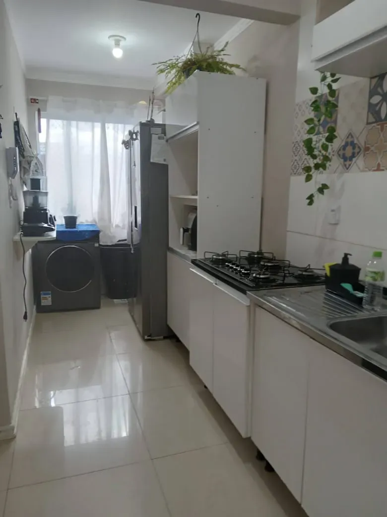 Apartamento térreo diferenciado 2 dormitórios, sendo 1 suíte e 1 vaga no Centro de Camboriú