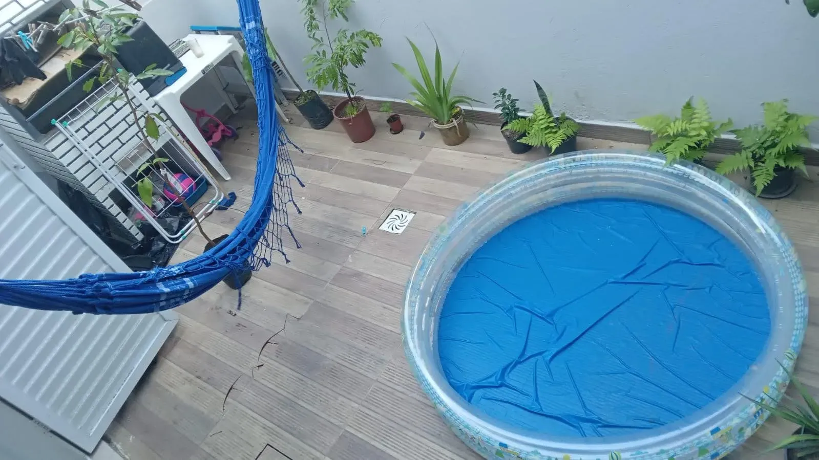 Apartamento térreo diferenciado 2 dormitórios, sendo 1 suíte e 1 vaga no Centro de Camboriú