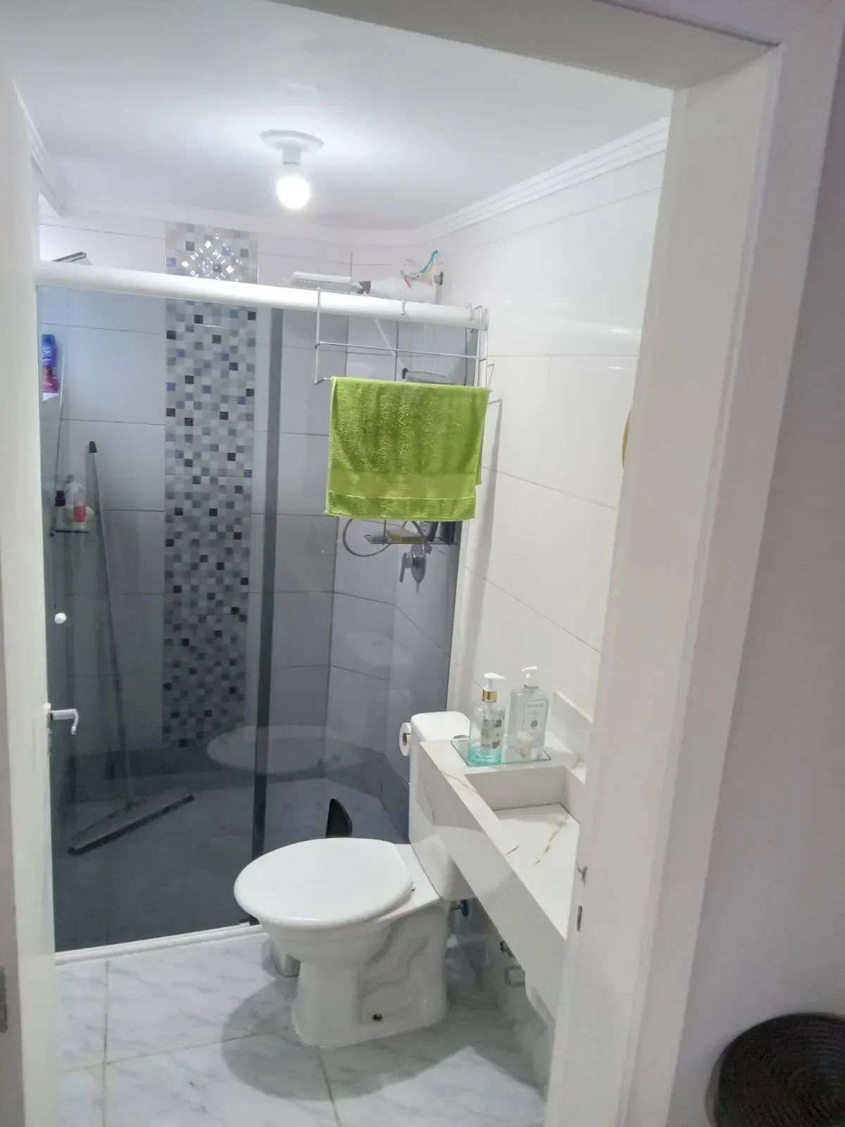 Apartamento térreo diferenciado 2 dormitórios, sendo 1 suíte e 1 vaga no Centro de Camboriú