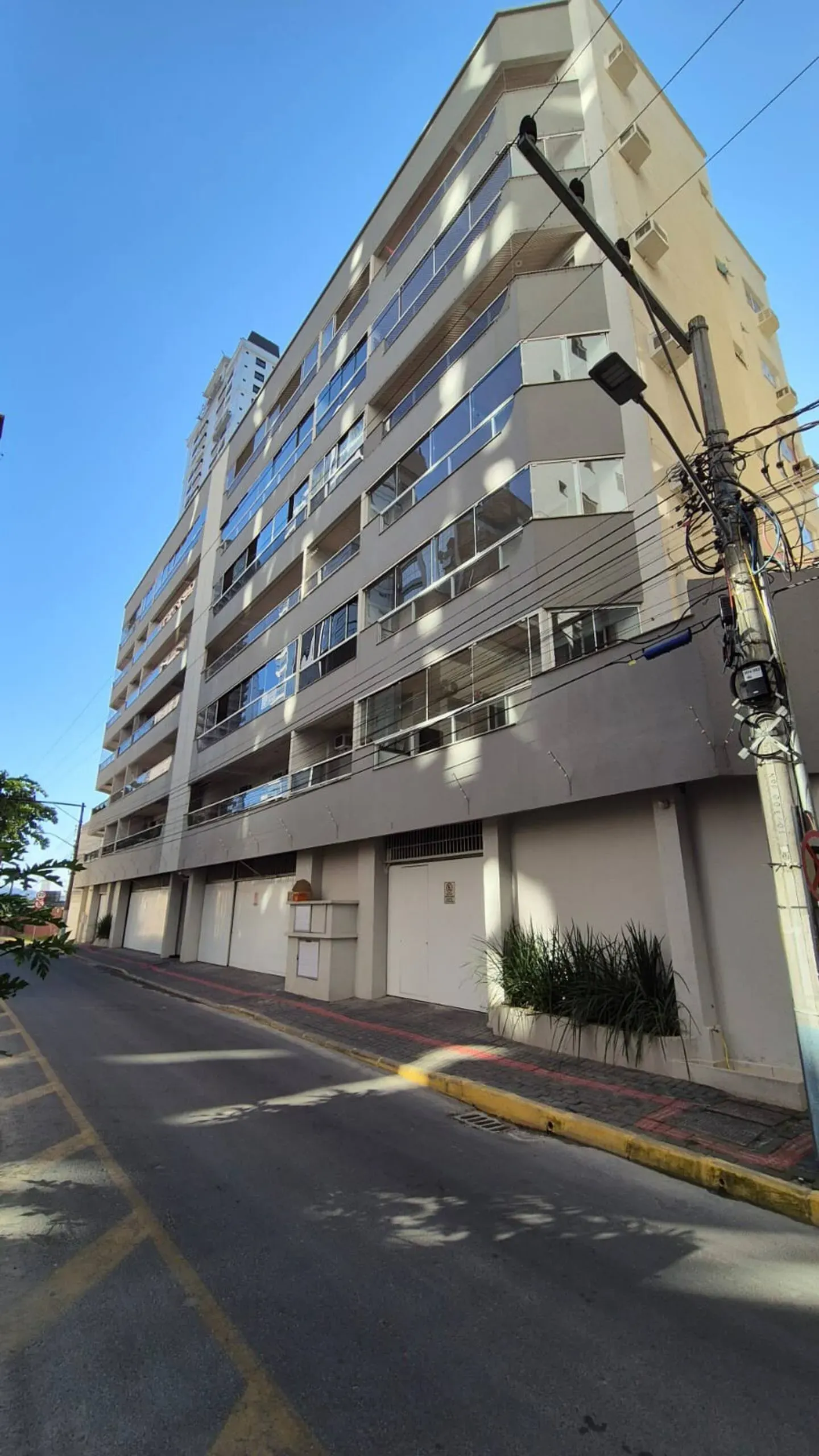 Apartamento quadra mar com 3 dormitórios sendo 1 suíte e 1 vaga em Meia Praia - Itapema/SC