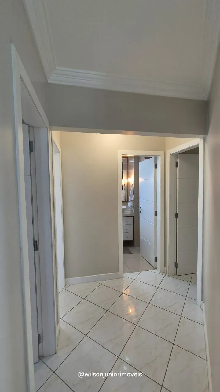 Apartamento quadra mar com 3 dormitórios sendo 1 suíte e 1 vaga em Meia Praia - Itapema/SC