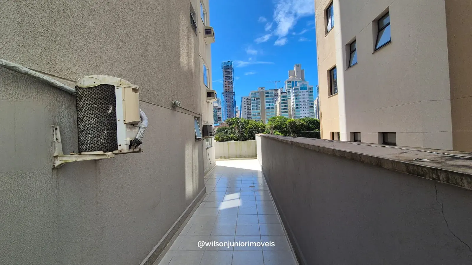 Apartamento quadra mar com 3 dormitórios sendo 1 suíte e 1 vaga em Meia Praia - Itapema/SC
