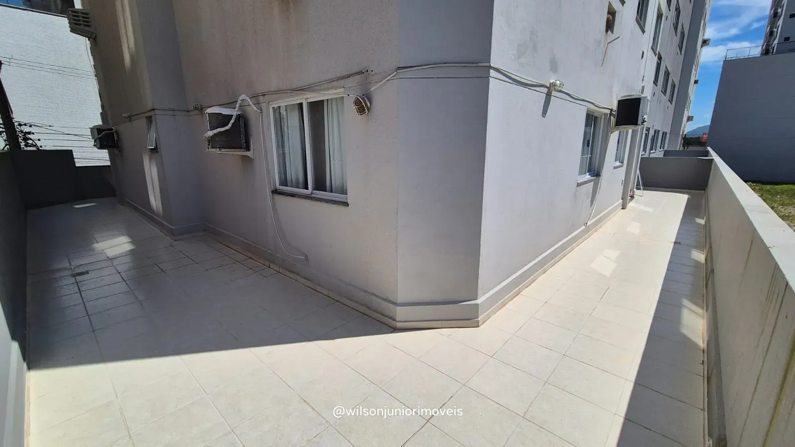 Apartamento quadra mar com 3 dormitórios sendo 1 suíte e 1 vaga em Meia Praia - Itapema/SC