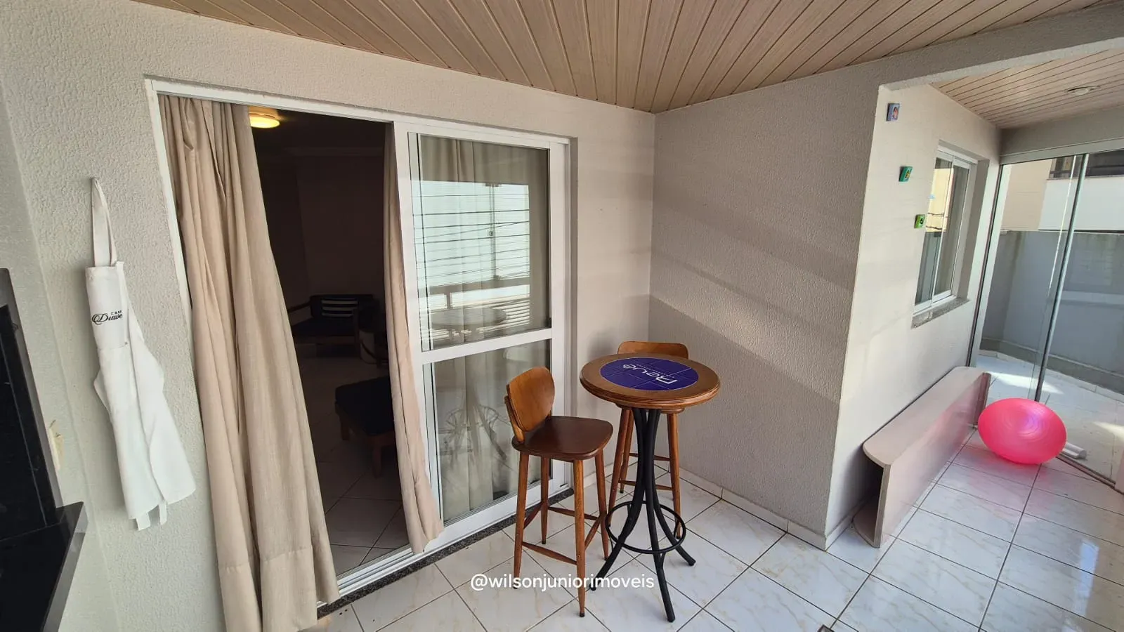 Apartamento quadra mar com 3 dormitórios sendo 1 suíte e 1 vaga em Meia Praia - Itapema/SC