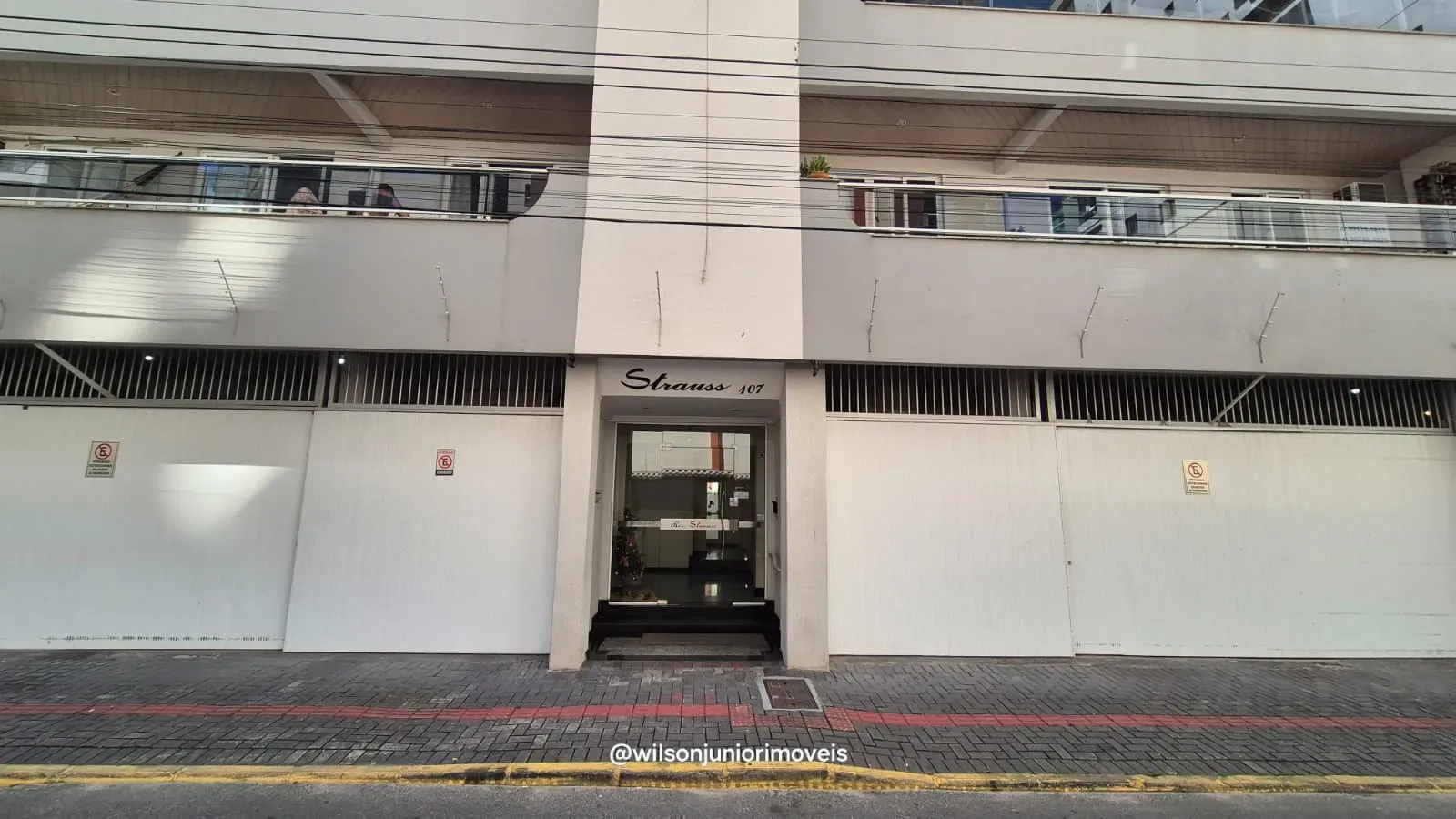 Apartamento quadra mar com 3 dormitórios sendo 1 suíte e 1 vaga em Meia Praia - Itapema/SC