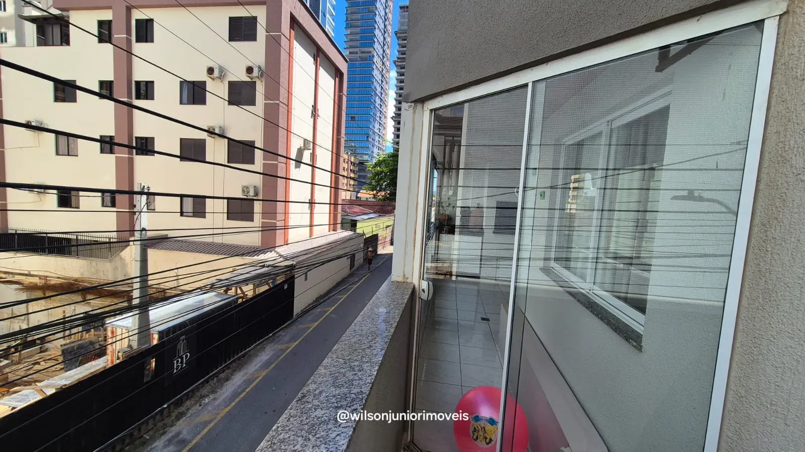 Apartamento quadra mar com 3 dormitórios sendo 1 suíte e 1 vaga em Meia Praia - Itapema/SC