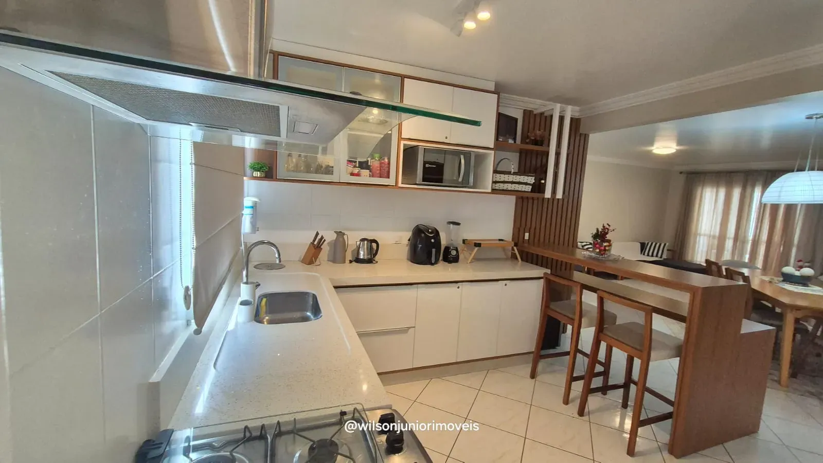 Apartamento quadra mar com 3 dormitórios sendo 1 suíte e 1 vaga em Meia Praia - Itapema/SC