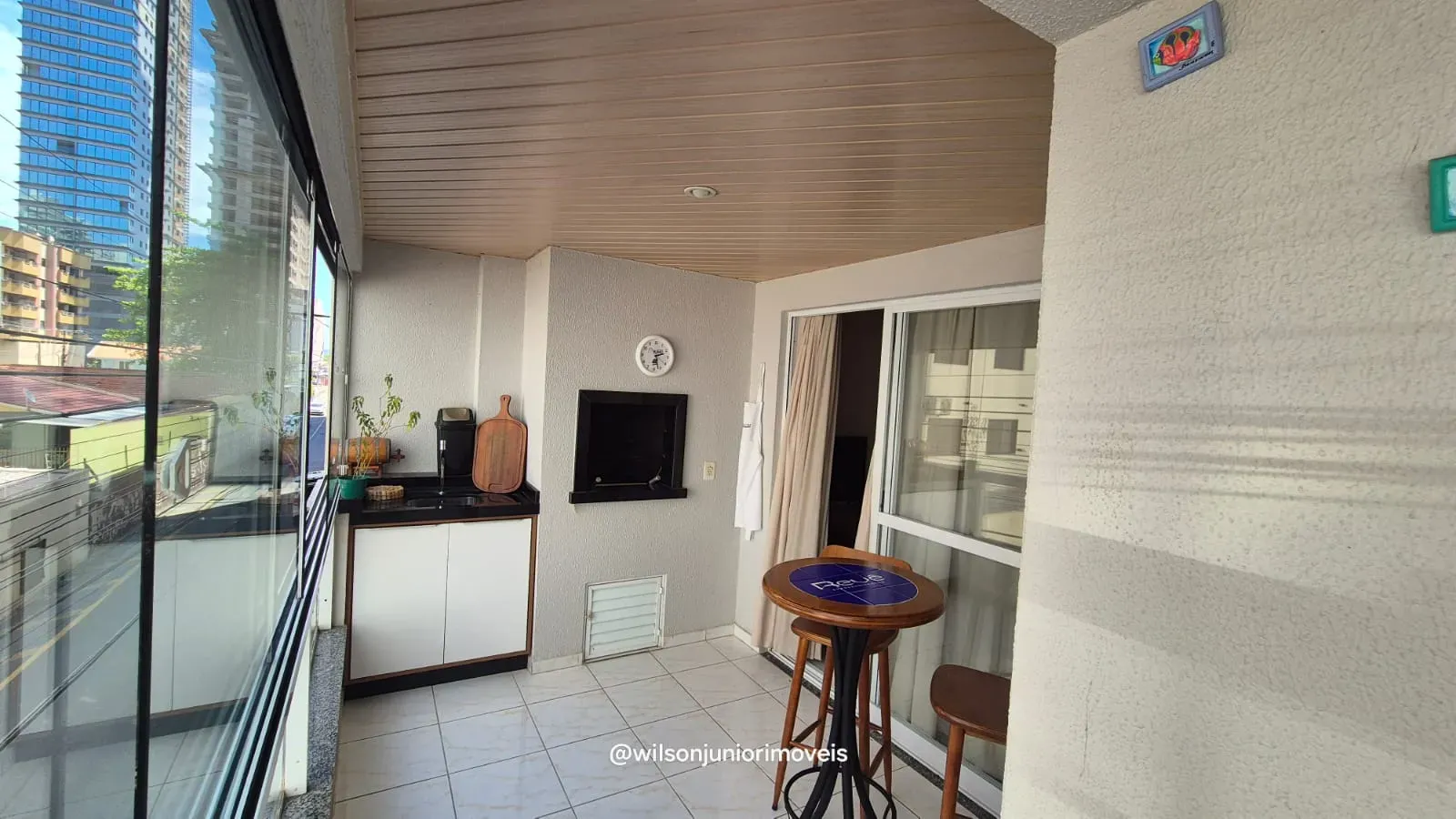 Apartamento quadra mar com 3 dormitórios sendo 1 suíte e 1 vaga em Meia Praia - Itapema/SC