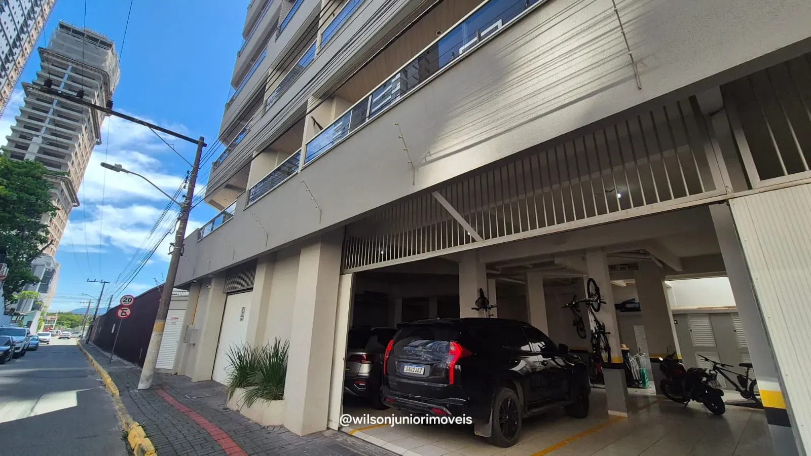 Apartamento quadra mar com 3 dormitórios sendo 1 suíte e 1 vaga em Meia Praia - Itapema/SC