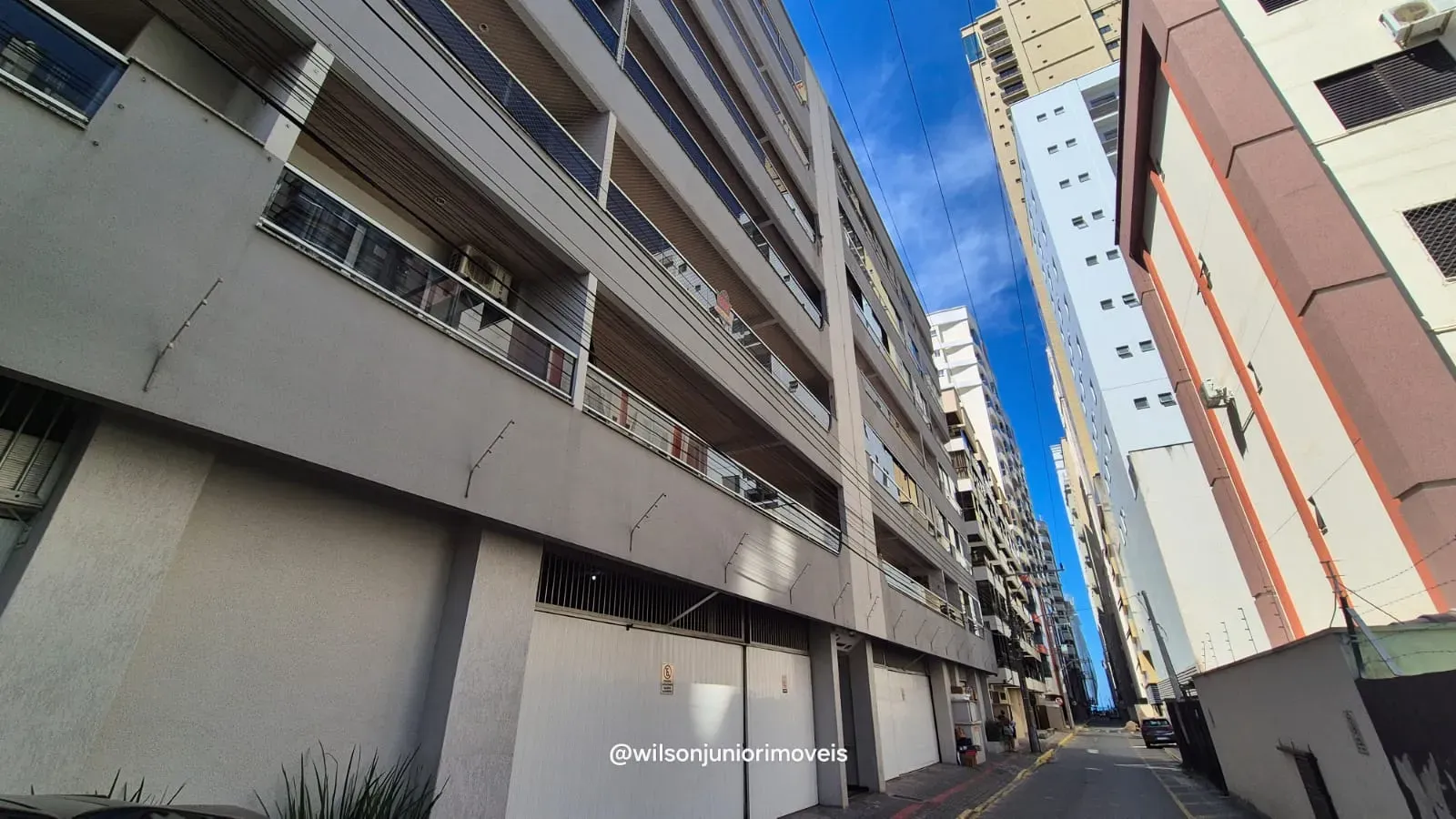 Apartamento quadra mar com 3 dormitórios sendo 1 suíte e 1 vaga em Meia Praia - Itapema/SC