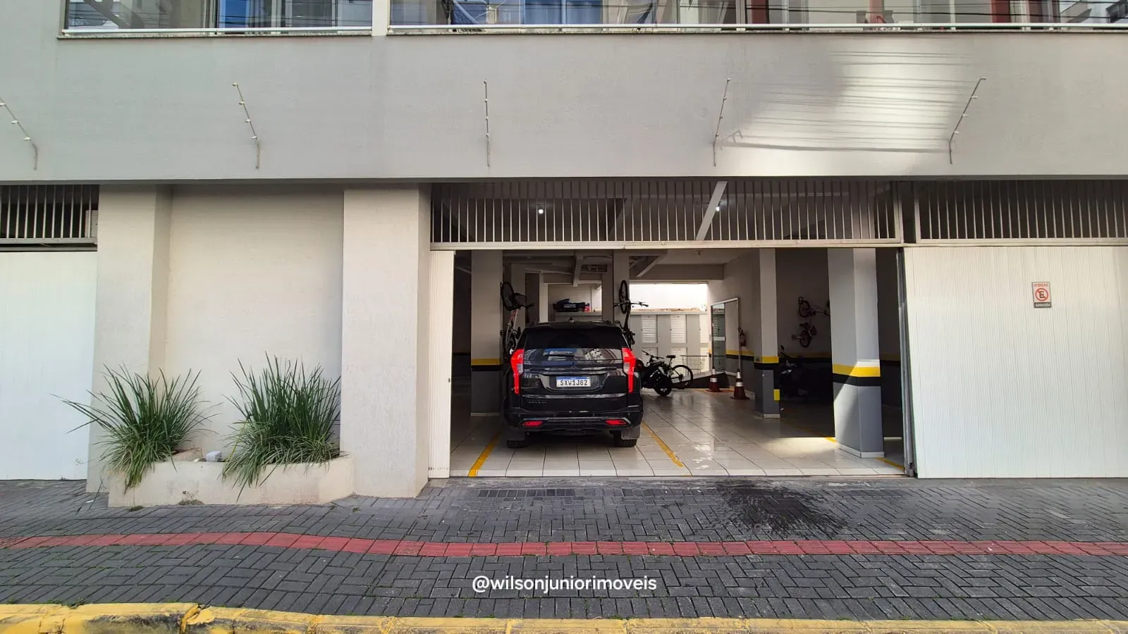 Apartamento quadra mar com 3 dormitórios sendo 1 suíte e 1 vaga em Meia Praia - Itapema/SC