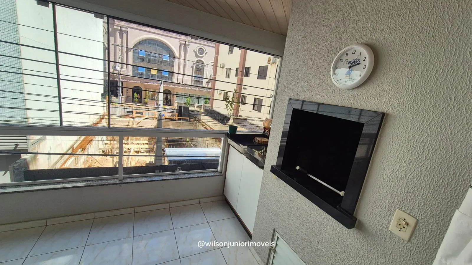 Apartamento quadra mar com 3 dormitórios sendo 1 suíte e 1 vaga em Meia Praia - Itapema/SC