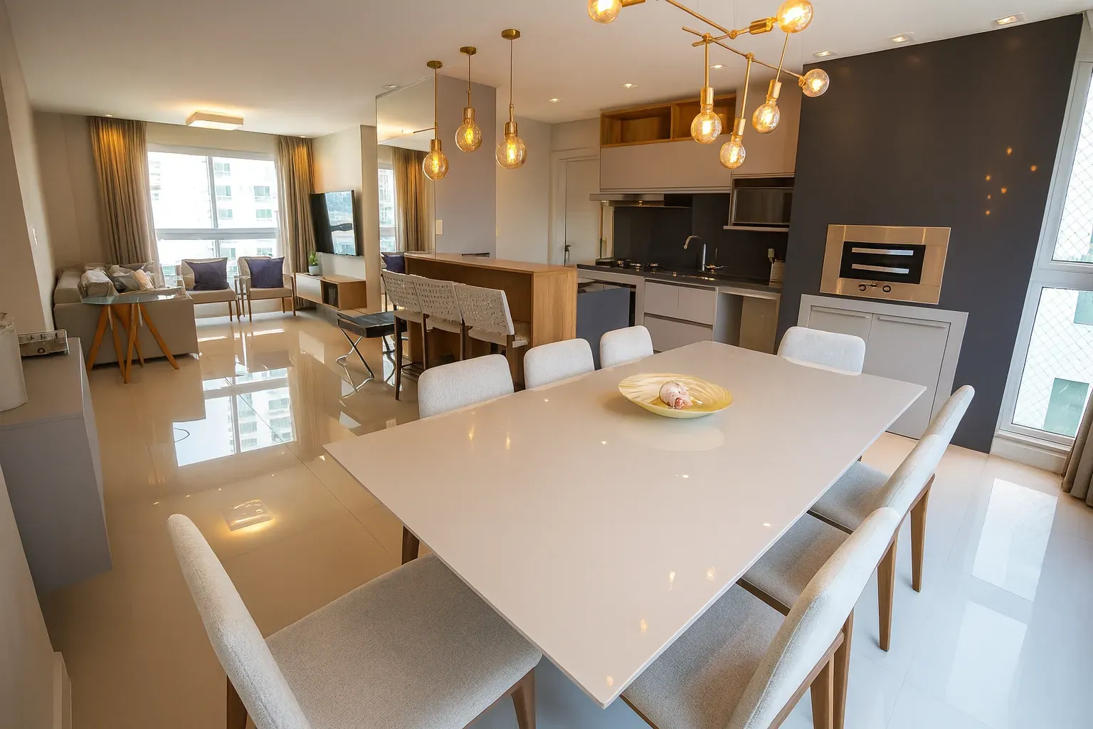 Apartamento com localização privilegiada! 2 suítes e 1 vaga dupla no Centro de Balneário Camboriú