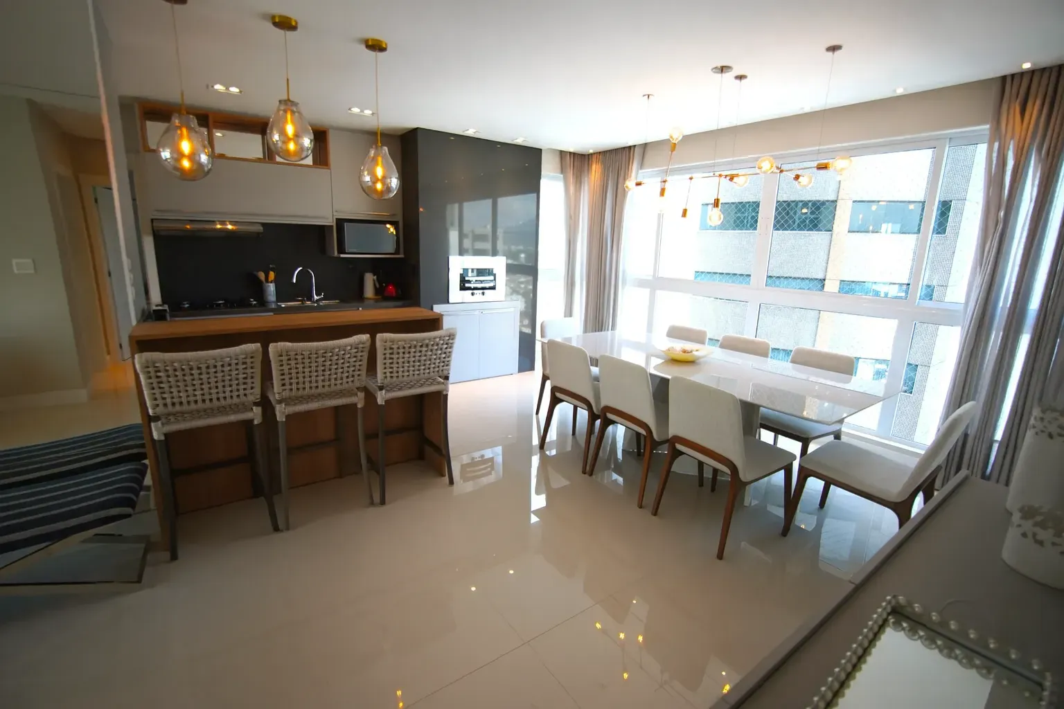 Apartamento com localização privilegiada! 2 suítes e 1 vaga dupla no Centro de Balneário Camboriú