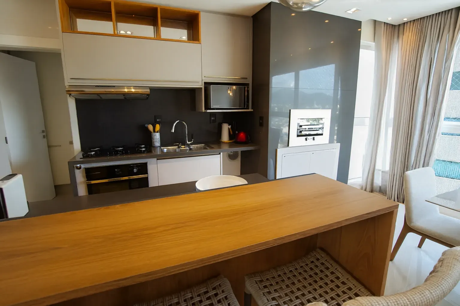 Apartamento com localização privilegiada! 2 suítes e 1 vaga dupla no Centro de Balneário Camboriú