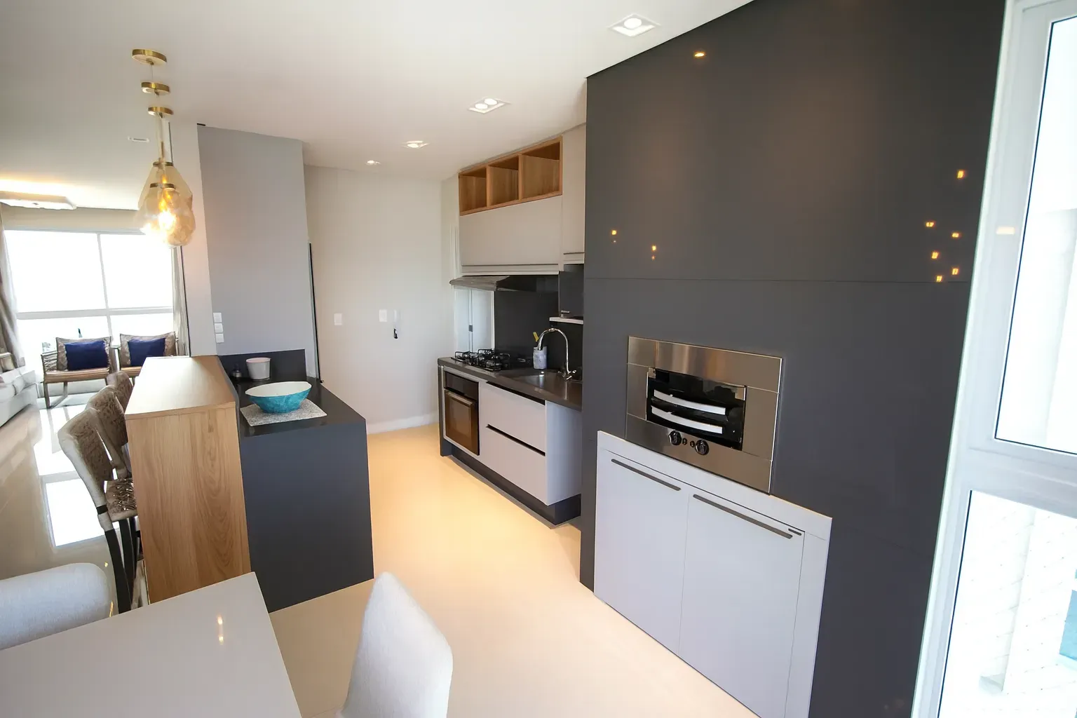 Apartamento com localização privilegiada! 2 suítes e 1 vaga dupla no Centro de Balneário Camboriú