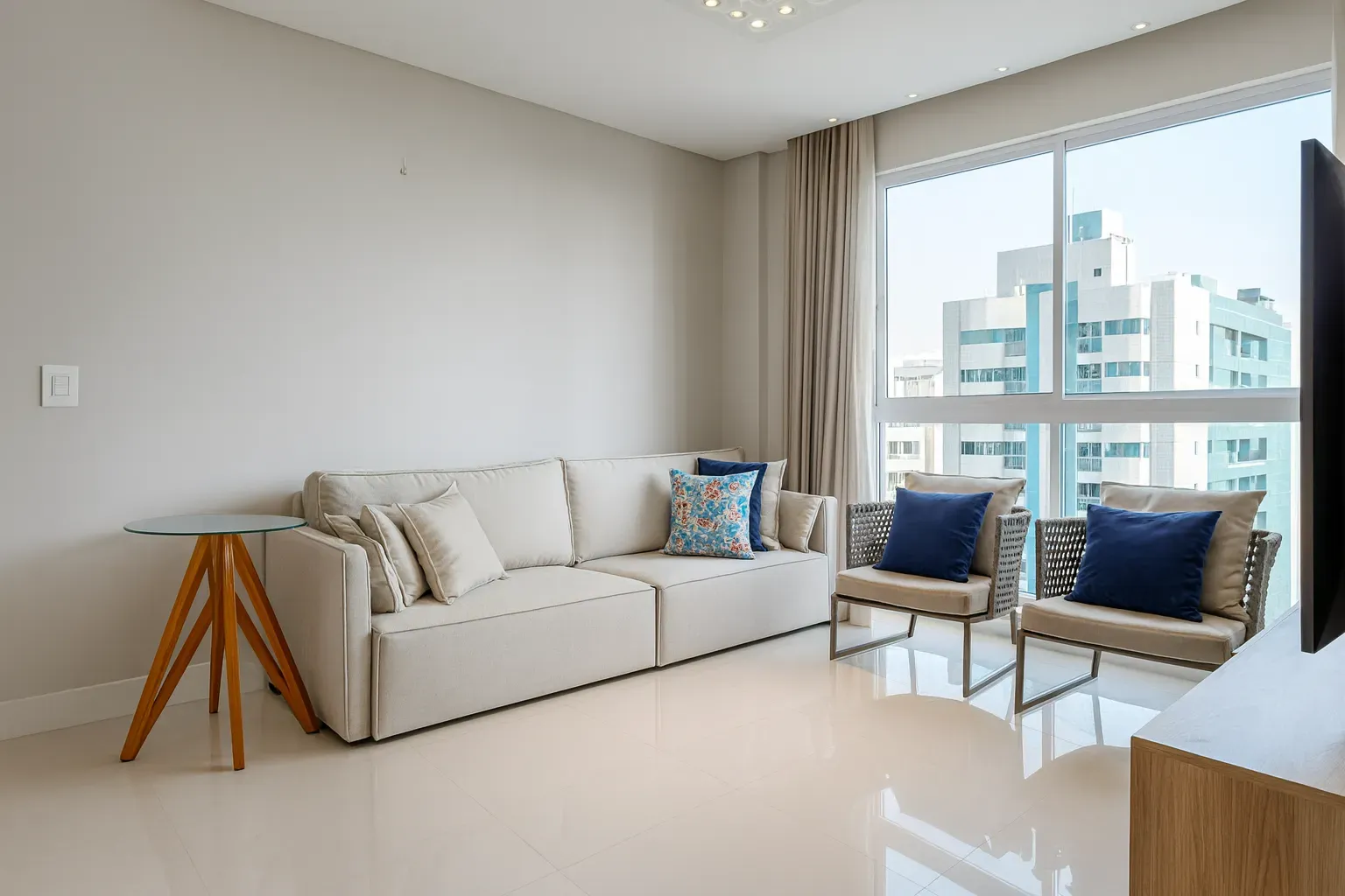 Apartamento com localização privilegiada! 2 suítes e 1 vaga dupla no Centro de Balneário Camboriú