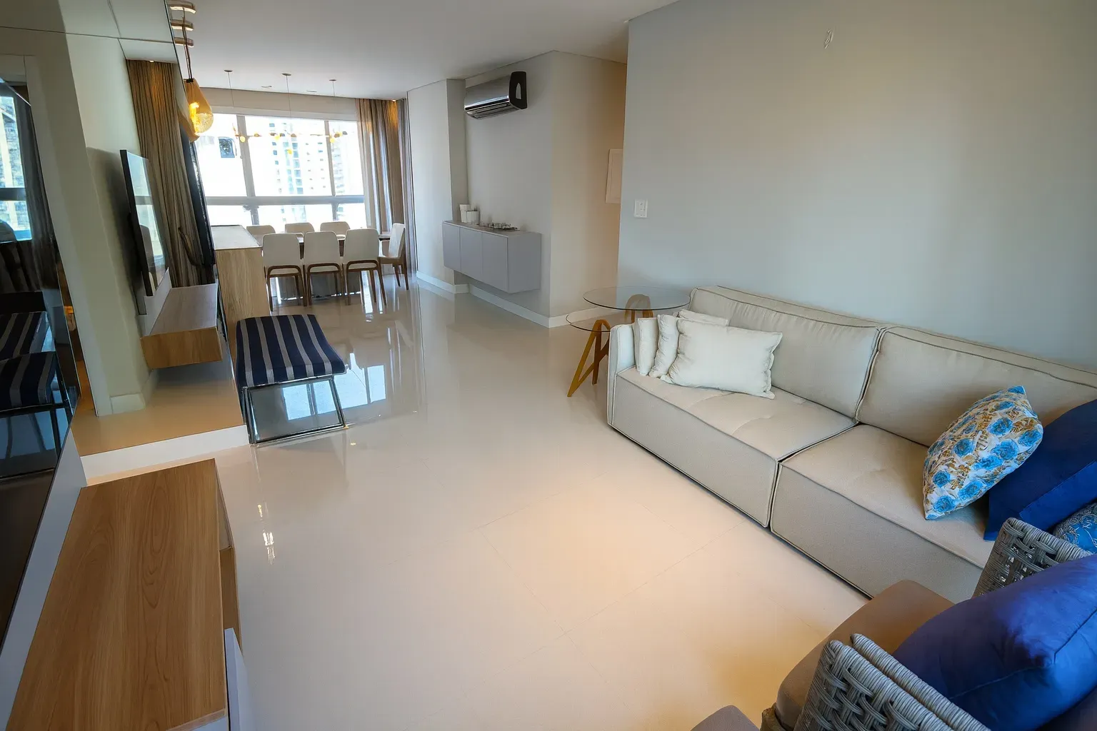 Apartamento com localização privilegiada! 2 suítes e 1 vaga dupla no Centro de Balneário Camboriú