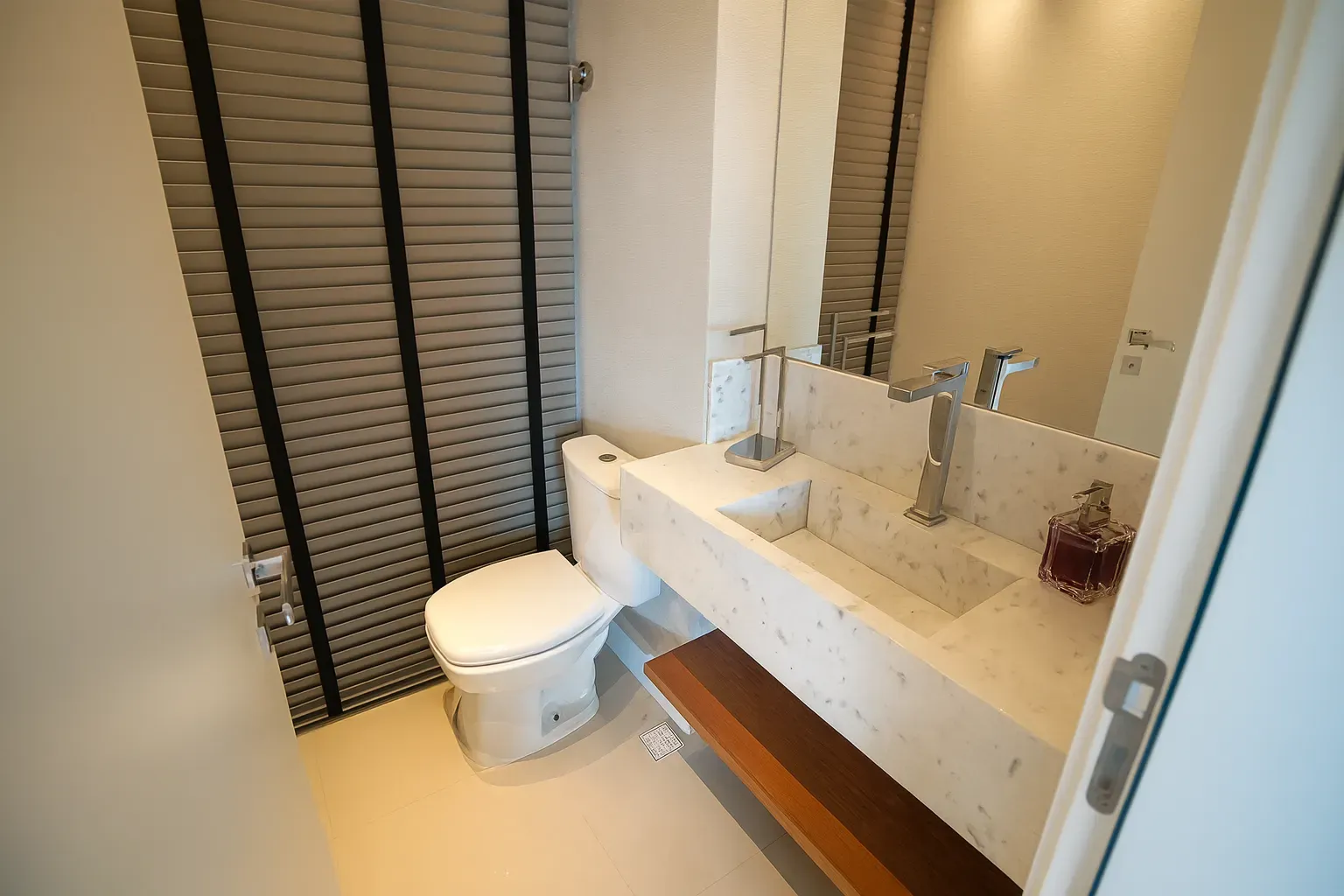 Apartamento com localização privilegiada! 2 suítes e 1 vaga dupla no Centro de Balneário Camboriú