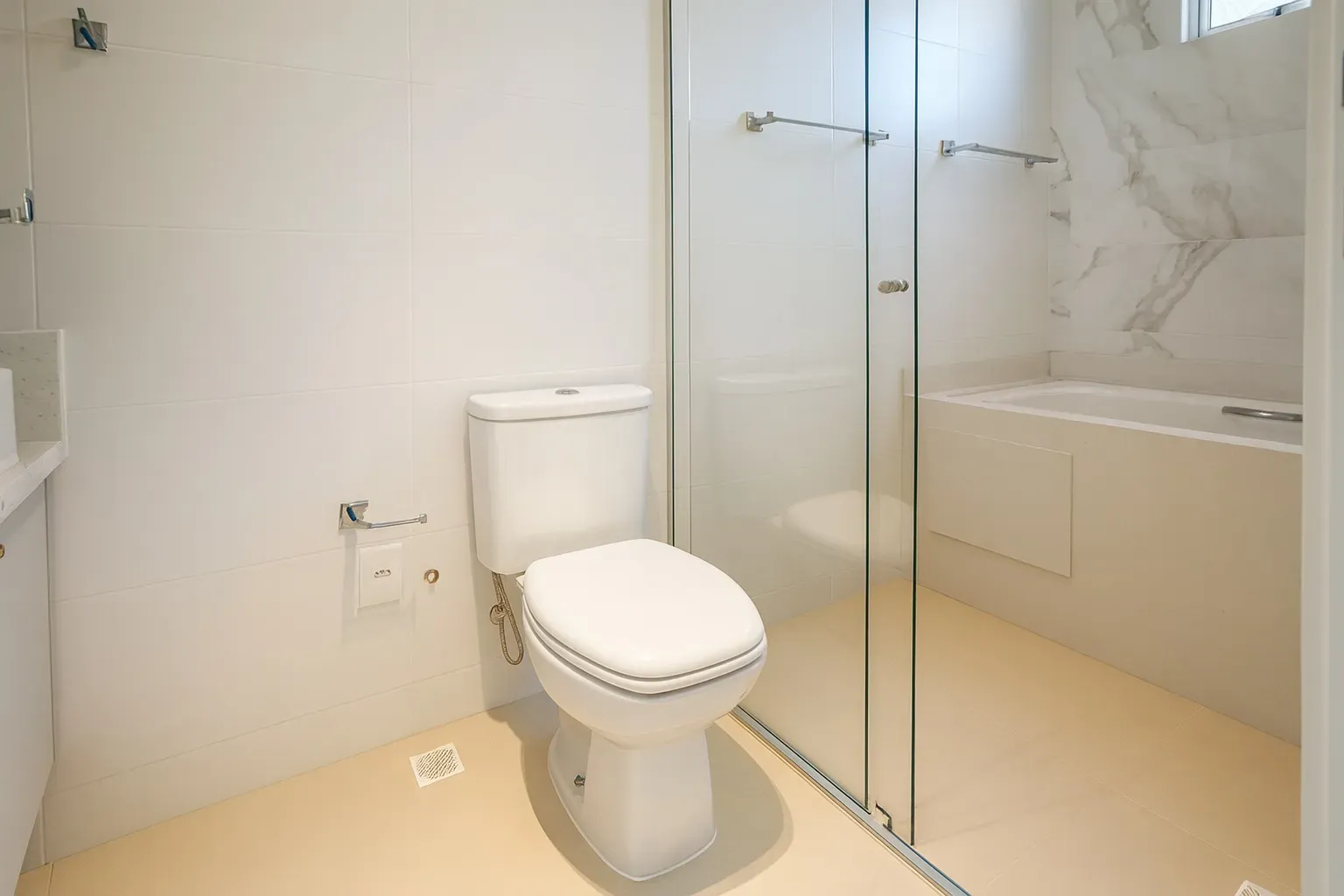 Apartamento com localização privilegiada! 2 suítes e 1 vaga dupla no Centro de Balneário Camboriú