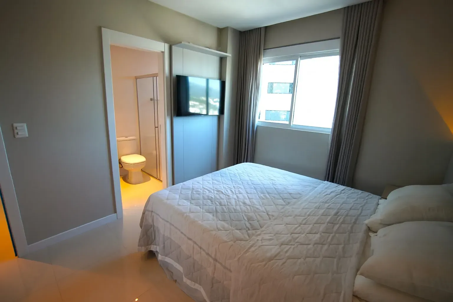 Apartamento com localização privilegiada! 2 suítes e 1 vaga dupla no Centro de Balneário Camboriú