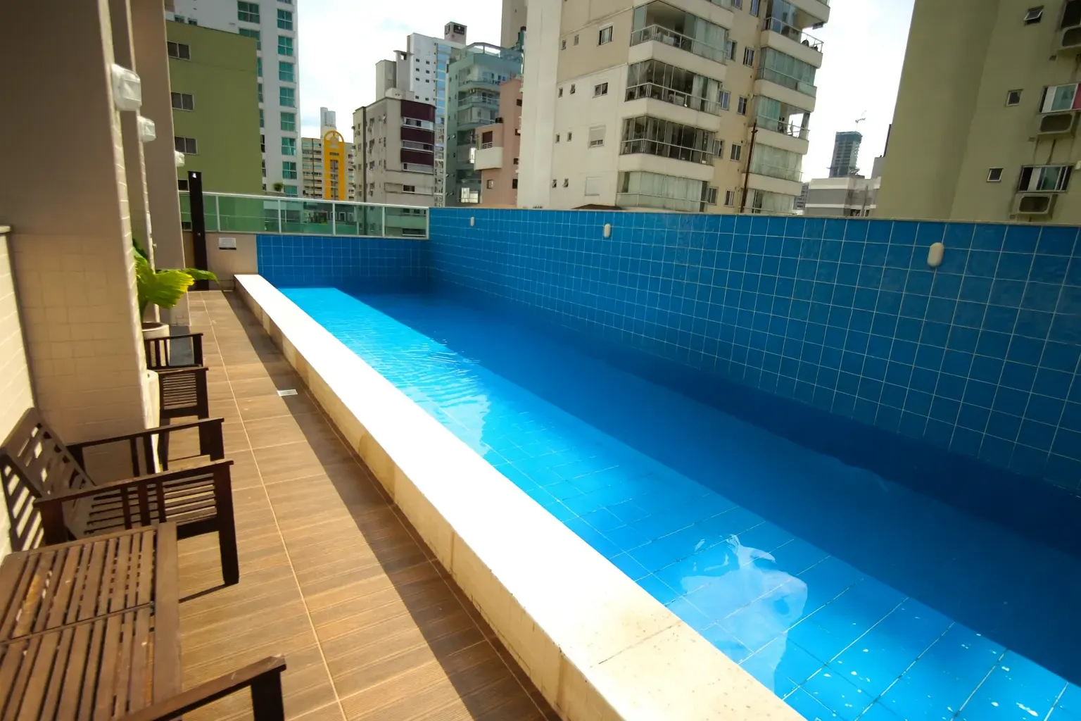 Apartamento com localização privilegiada! 2 suítes e 1 vaga dupla no Centro de Balneário Camboriú