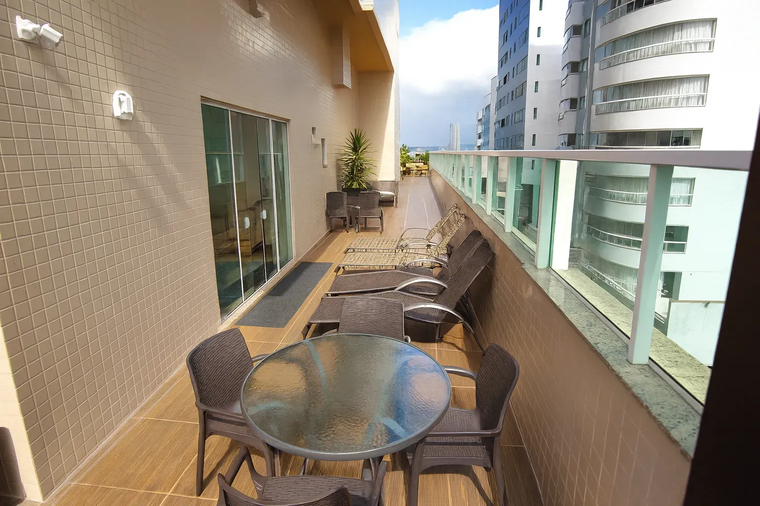 Apartamento com localização privilegiada! 2 suítes e 1 vaga dupla no Centro de Balneário Camboriú