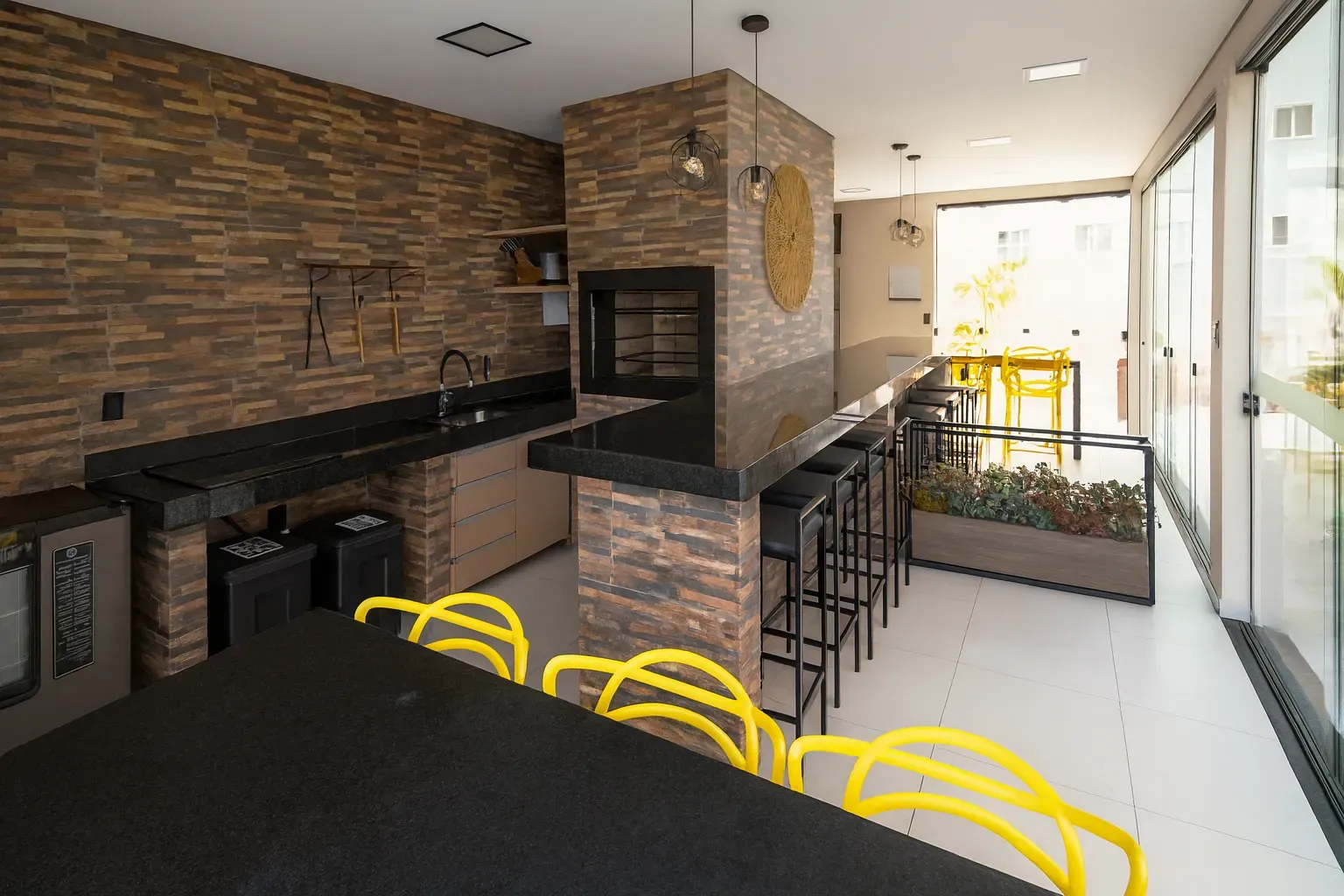 Apartamento com localização privilegiada! 2 suítes e 1 vaga dupla no Centro de Balneário Camboriú