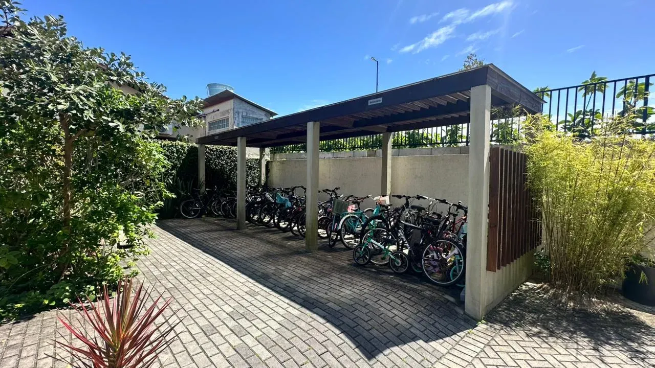 Apartamento com 3 dormitórios sendo 1 suíte e 2 vagas  - Campeche, Florianópolis/SC