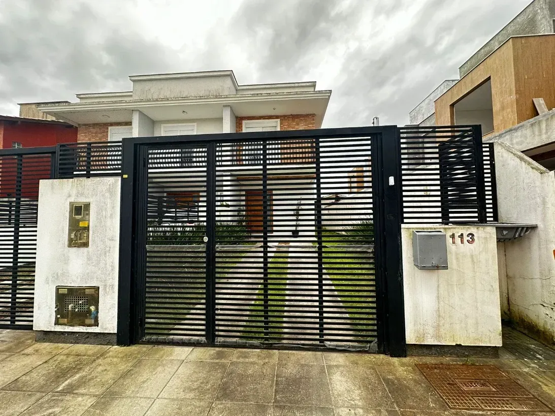 Casa com 3 dormitórios sendo 1 suíte e 2 vagas de garagem - Bairro Campeche, Florianópolis/SC