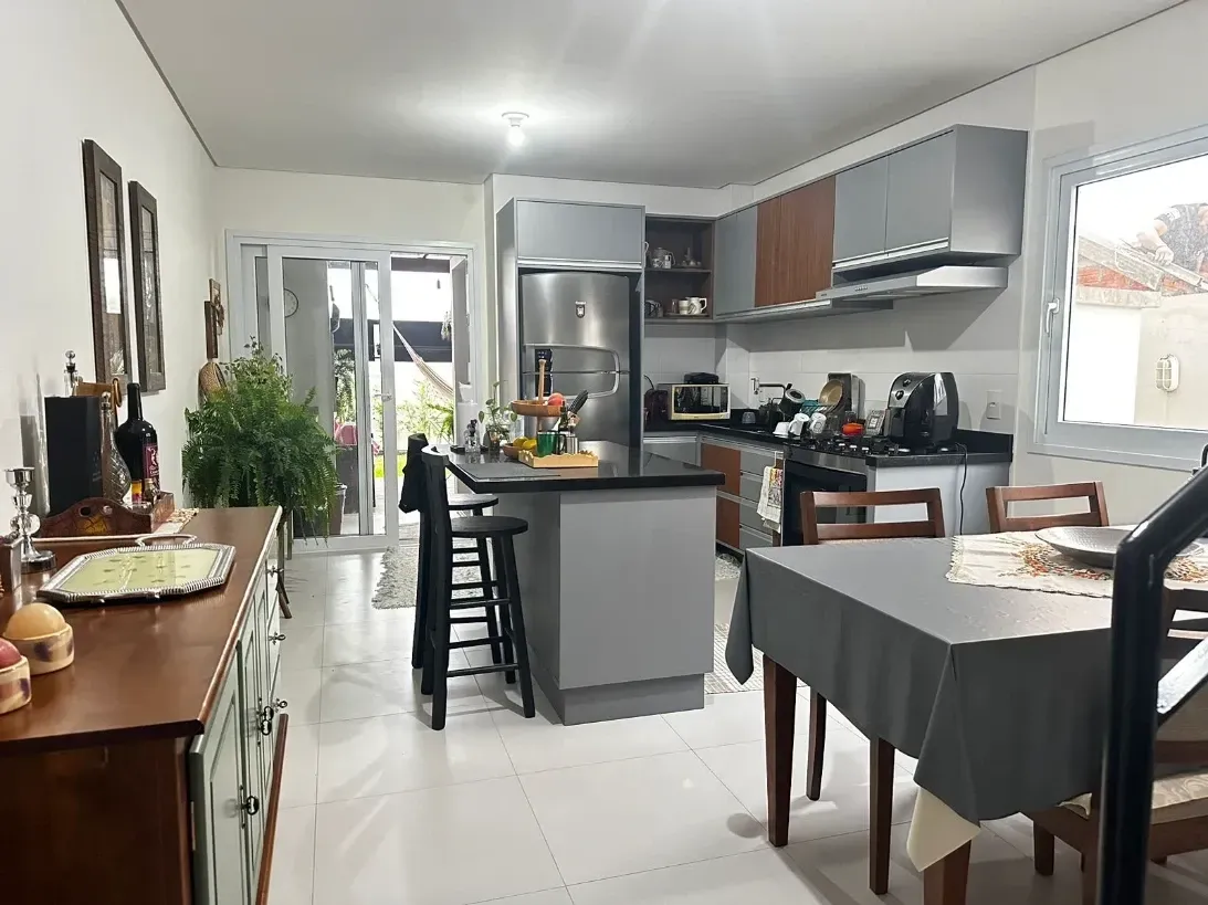 Casa com 3 dormitórios sendo 1 suíte e 2 vagas de garagem - Bairro Campeche, Florianópolis/SC