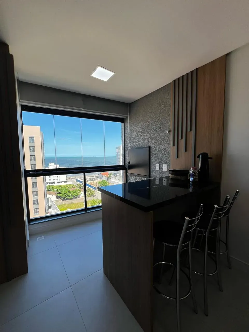 Apartamento quadra mar mobiliado com 2 suítes e 1 vaga de garagem - Gravatá em Navegantes/SC