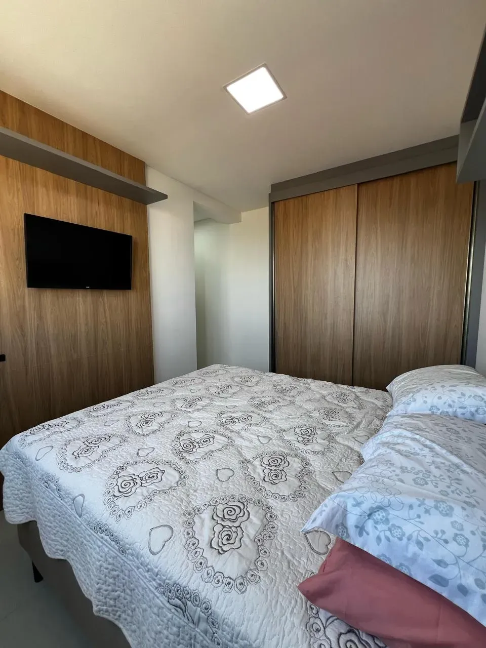 Apartamento quadra mar mobiliado com 2 suítes e 1 vaga de garagem - Gravatá em Navegantes/SC