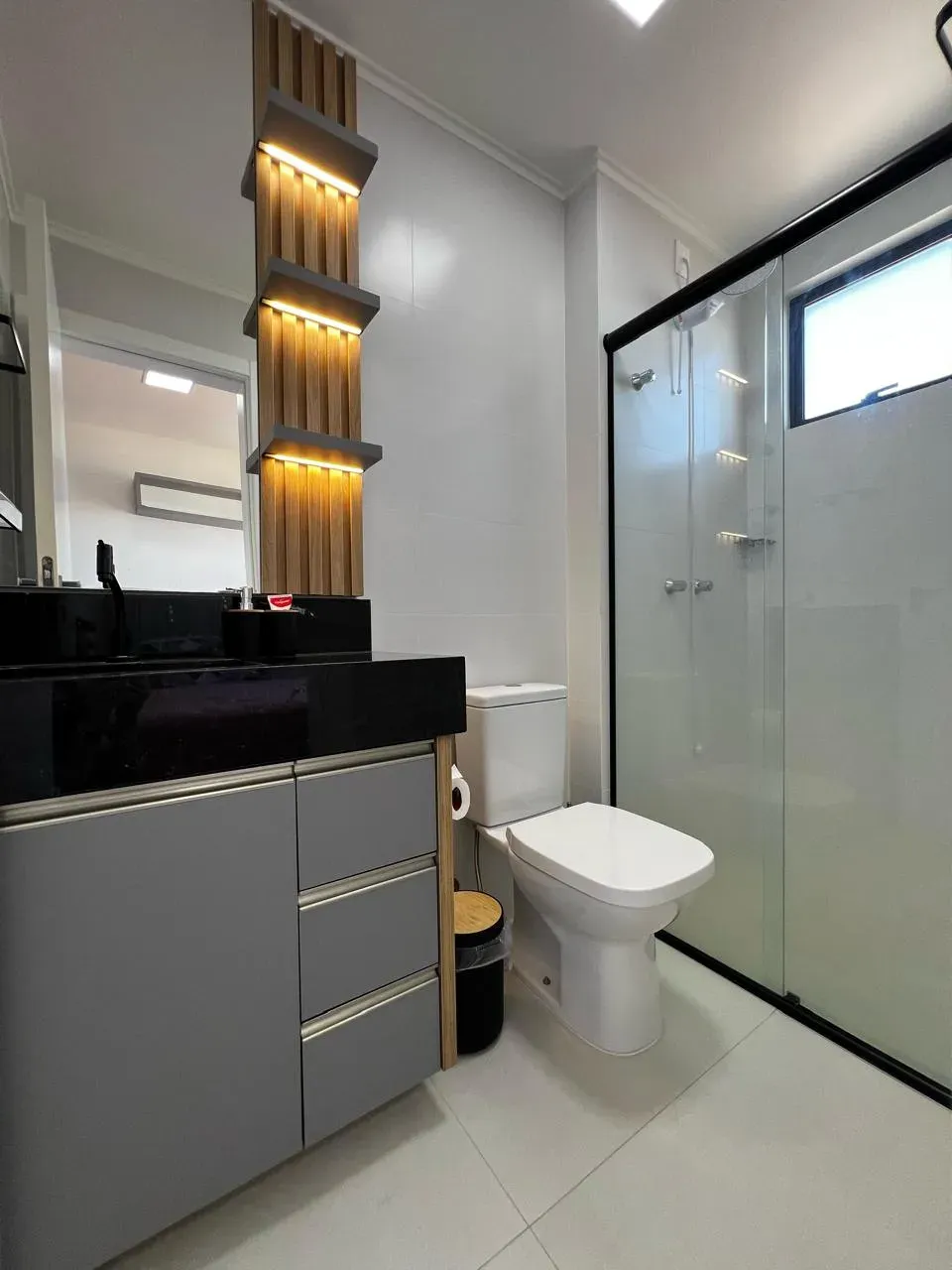 Apartamento quadra mar mobiliado com 2 suítes e 1 vaga de garagem - Gravatá em Navegantes/SC