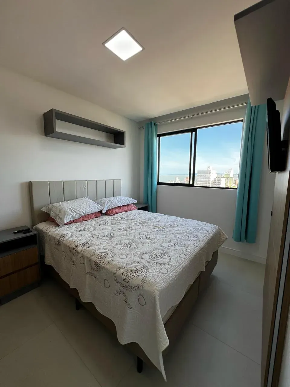 Apartamento quadra mar mobiliado com 2 suítes e 1 vaga de garagem - Gravatá em Navegantes/SC