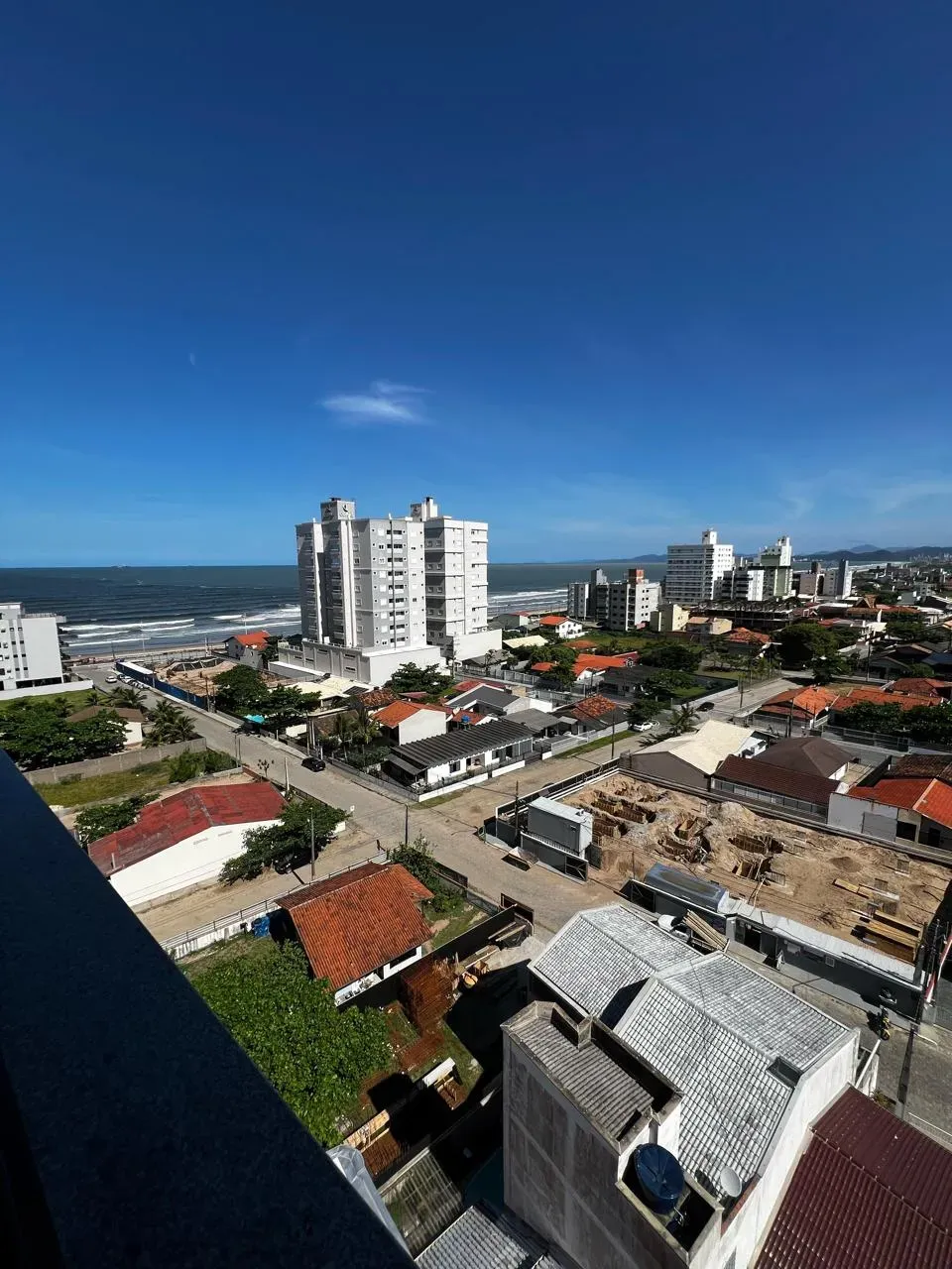 Apartamento quadra mar mobiliado com 2 suítes e 1 vaga de garagem - Gravatá em Navegantes/SC